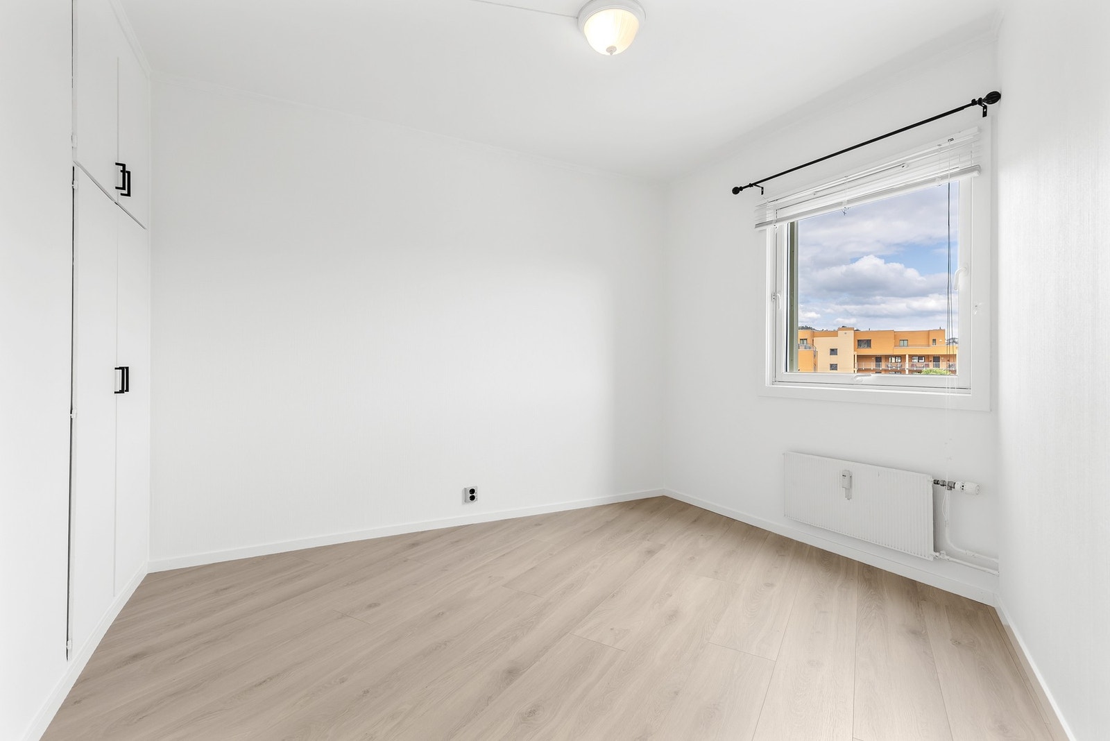 Soverommet er av god størrelse og har pene overflater med 1-stavs laminatgulv og slette vegger Galleribilde