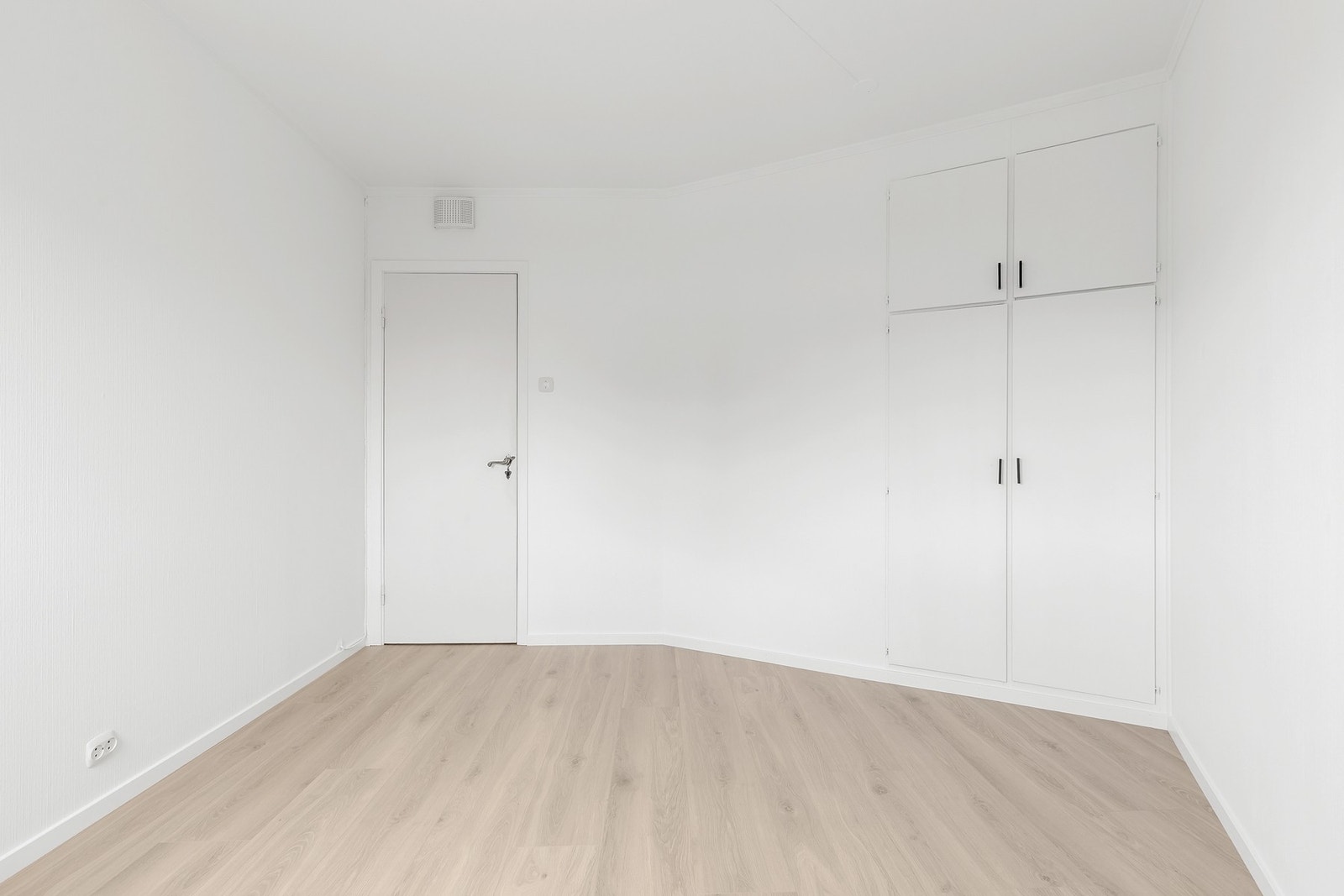 Rommet har plass til dobbeltseng og nattbord, og det er montert et praktisk innebygd garderobeskap Galleribilde