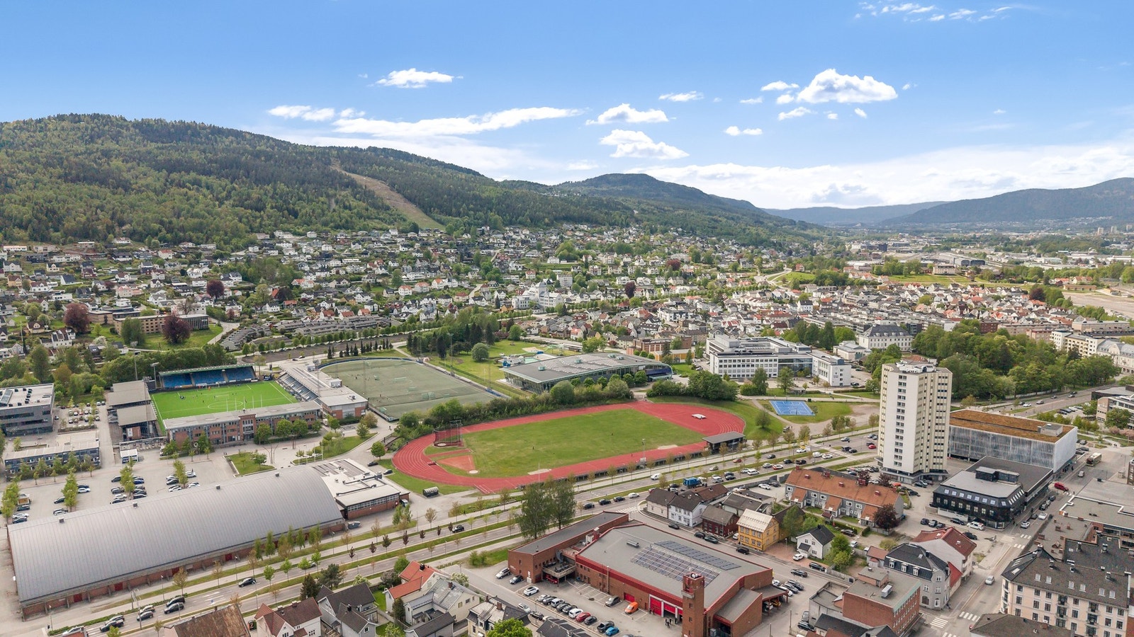 Fra boligen er det kort gangavstand til Marienlyst med et bredt idrettstilbud, inkludert fotballbaner, kunstisbane på vinterstid, friidrettsanlegg, treningssenter, badeanlegg og idrettshall Galleribilde