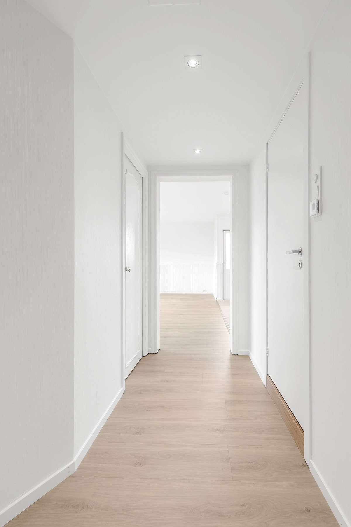 Entréen har laminat på gulv, slette veggflater på vegger og downlights i himling Galleribilde