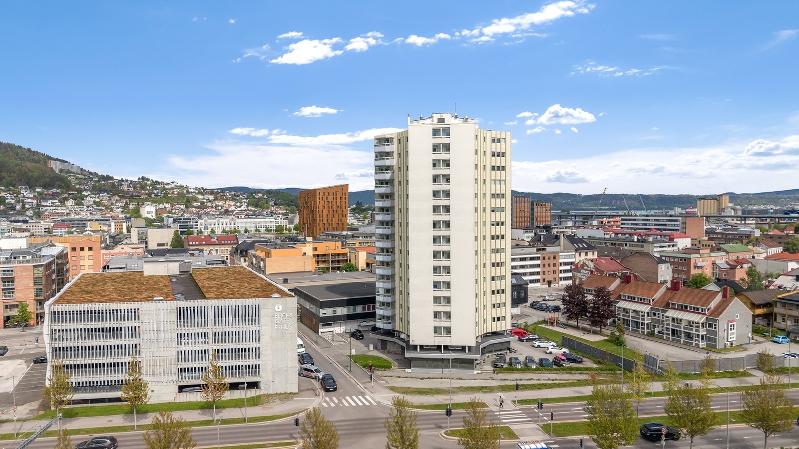 Skistadbygget er et kjent landemerke i byen og representerer den moderne byutviklingen som har løftet Strømsø til et attraktivt og levende område å bo i Galleribilde