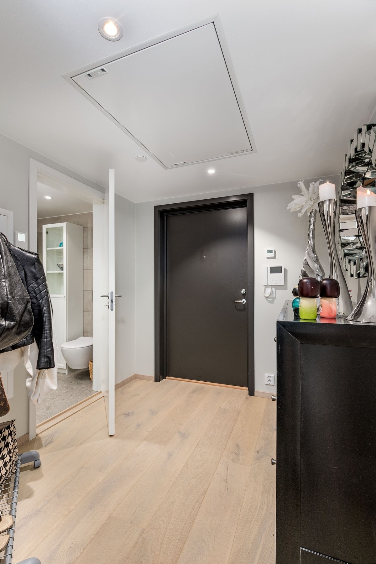 Lys entré med 1-stavs eikeparkett på gulv som gir et godt førsteinntrykk av leiligheten. Vannbåren varme i gulv og plass til garderobeløsning etter eget ønske. Galleribilde