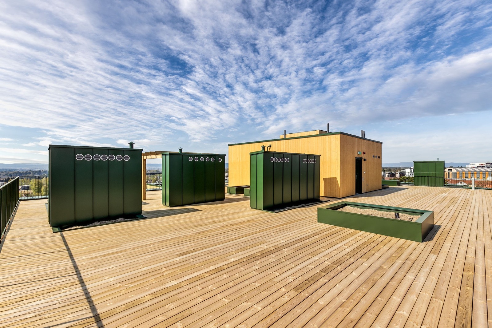 Dette er sameie sin fellestakterrasse. Sameie disponerer 13 gjesteparkeringsplasser i garasjeanlegget - U3. Felles smørebod/sykkelbod, samt privat bod i kjeller på ca. 3 kvm. Galleribilde