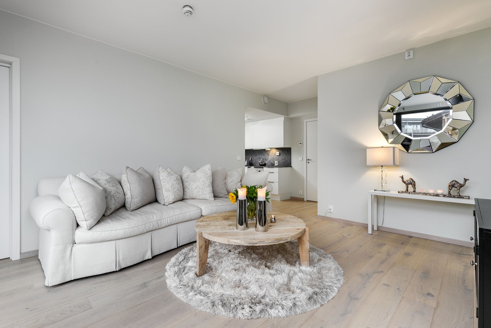 Stuen er holdt i lyse moderne fargevalg, noe som er gjennomgående for leiligheten. Galleribilde