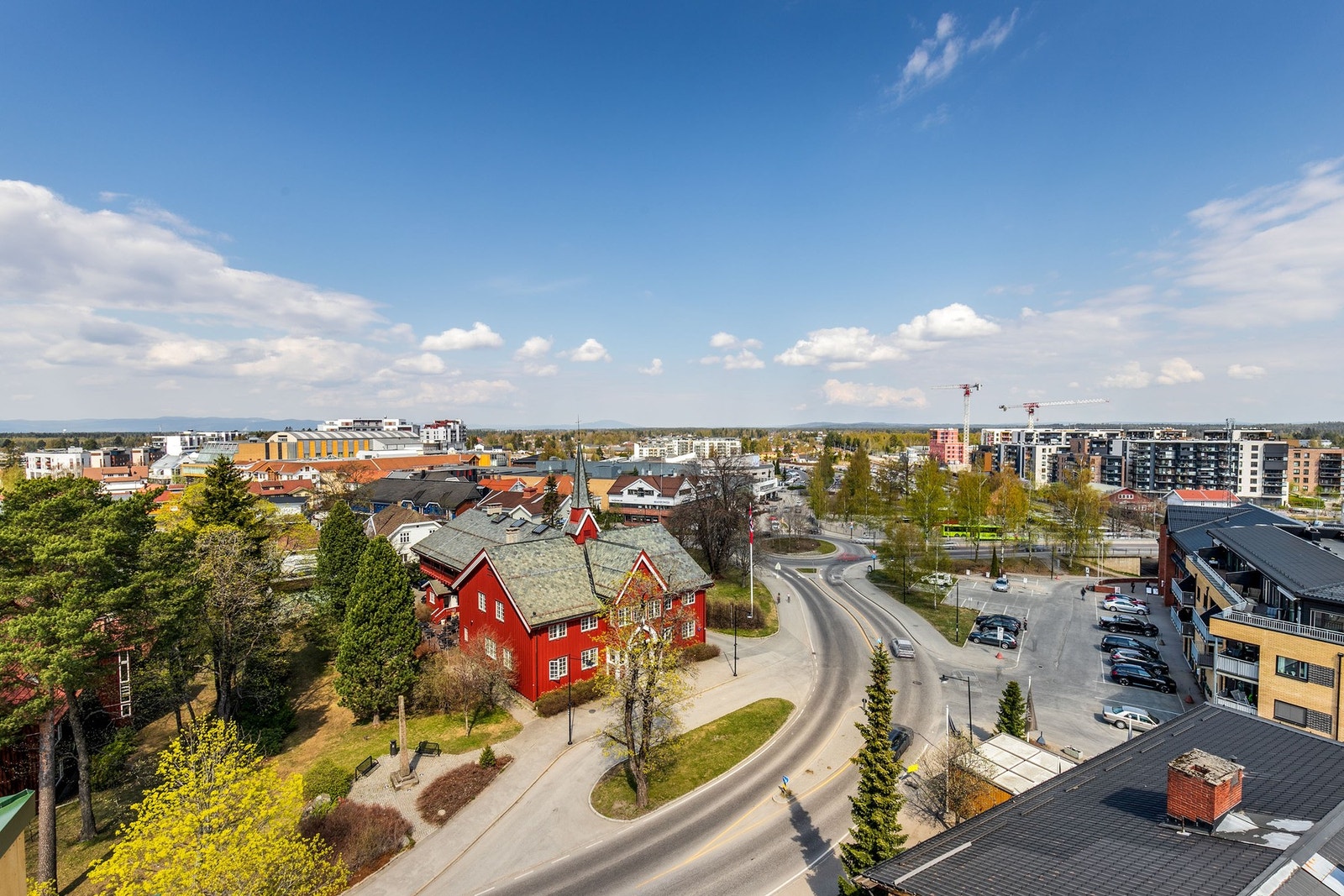 Dagligvarehandelen kan gjøres ved bl.a. Rema 1000 og Meny på Jessheim Storsenter (3 min gange). Jessheim Storsenter består av 145 butikker og serveringssteder - midt i hjertet av Jessheim by. Galleribilde