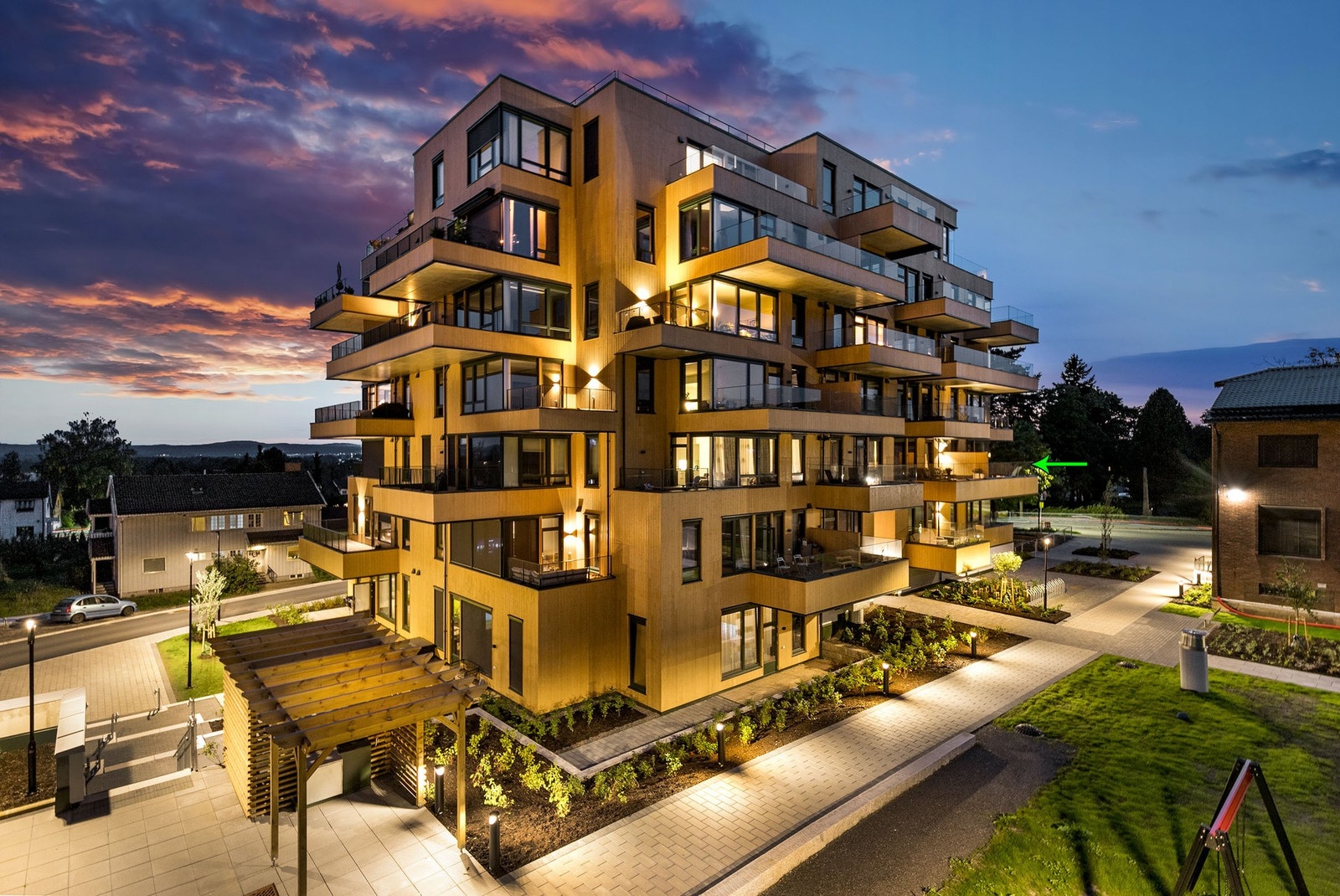 Bussholdeplass er Veiberg/Jessheim Stasjon, begge ca. 3 min gange fra leiligheten. Jessheim togstasjon ligger 3 minutters gange unna, herfra går det tog mot Oslo med to avganger i timen. Galleribilde