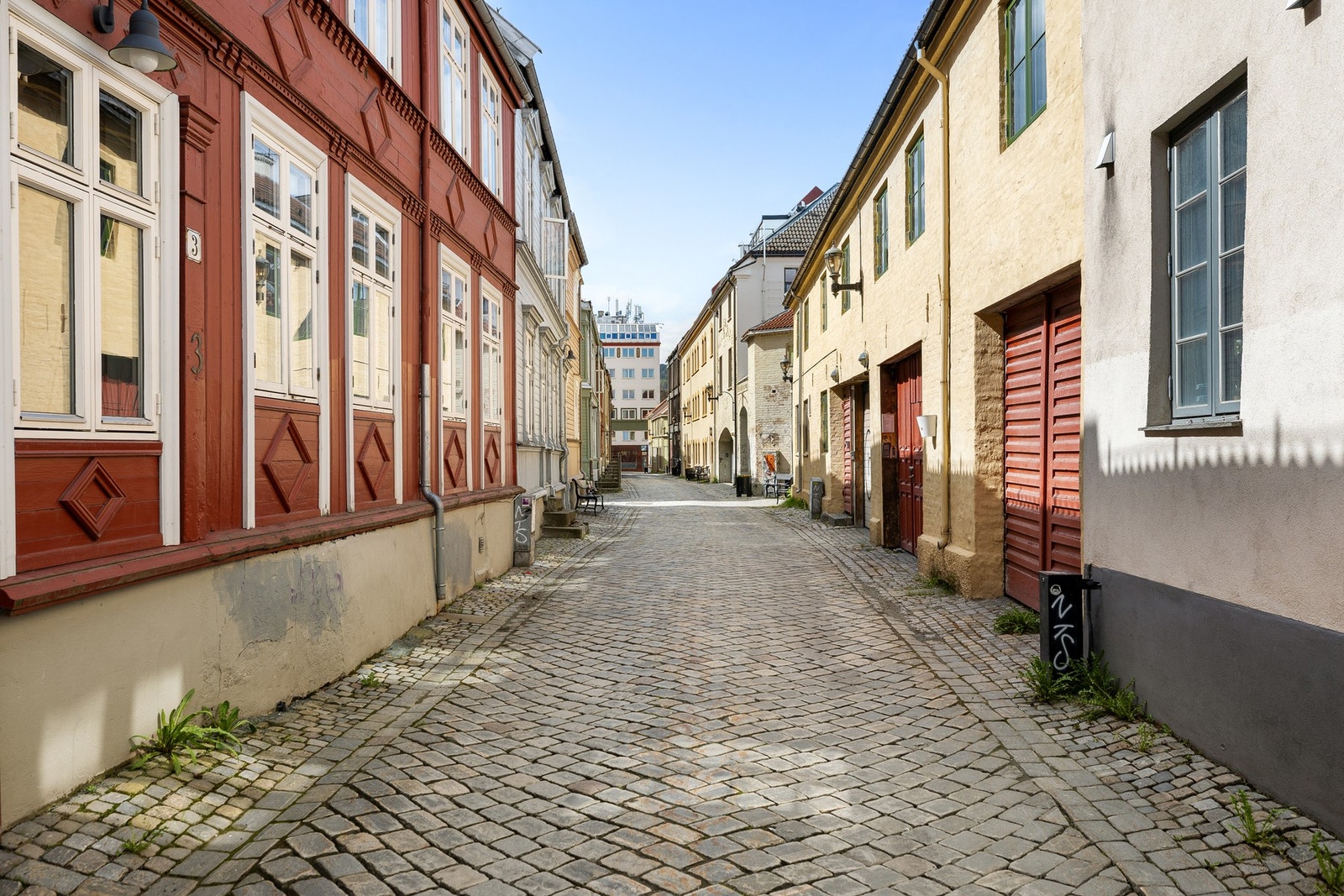 Inngangen til bakgården, og videre inn til leiligheten, ligger plassert i bakveita fra Fjordgata - i Brattørveita. Hyggelig og fin gate, hvor man kan spasere videre til alt Trondheim sentrum har å by på. Galleribilde