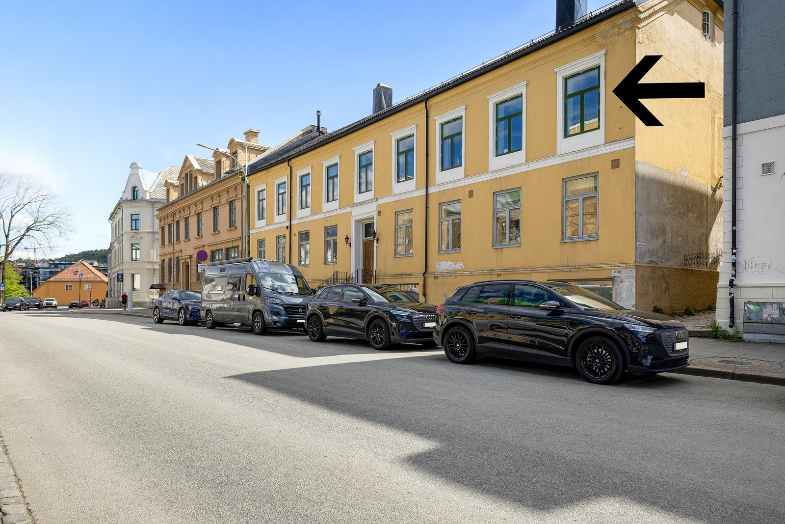 Leiligheten ligger i 2.etasje, i et hyggelig borettslag bestående av 8 andeler. Her bor man svært sentralt til, samtidig oppleves leiligheten privat og hyggelig. Via passasje til høyre i bildet kommer man til baksiden av bygget, hvor portrommet befinner s Galleribilde