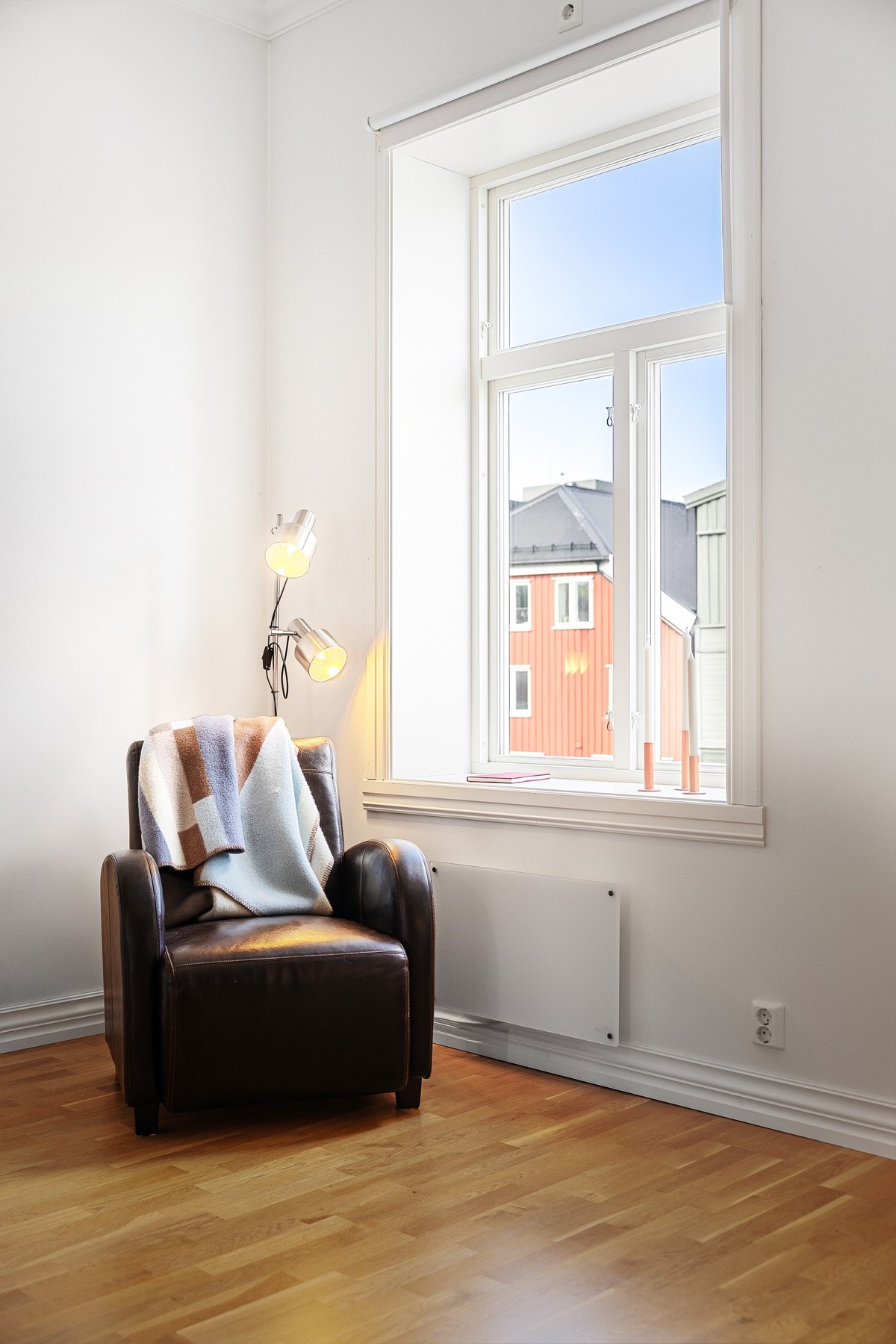 En hyggelig lesekrok ved siden av vinduskarmen i stua. Galleribilde