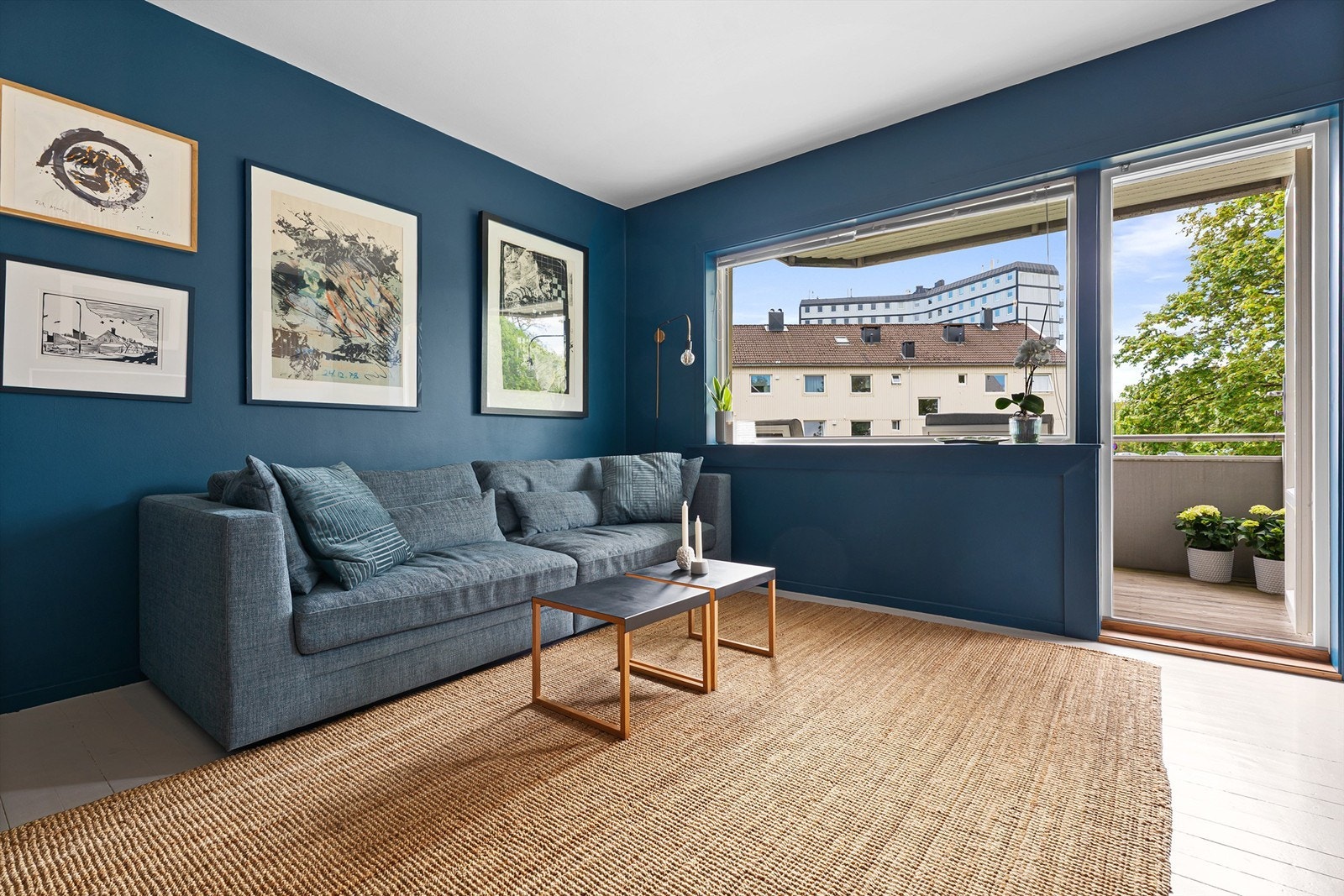 Store vindusflater som slipper inn rikelig med dagslys Galleribilde
