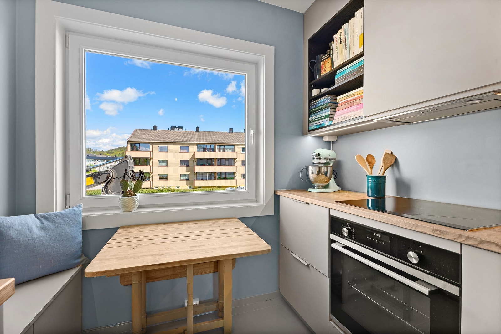 Spiseplass på kjøkken med morgensol Galleribilde