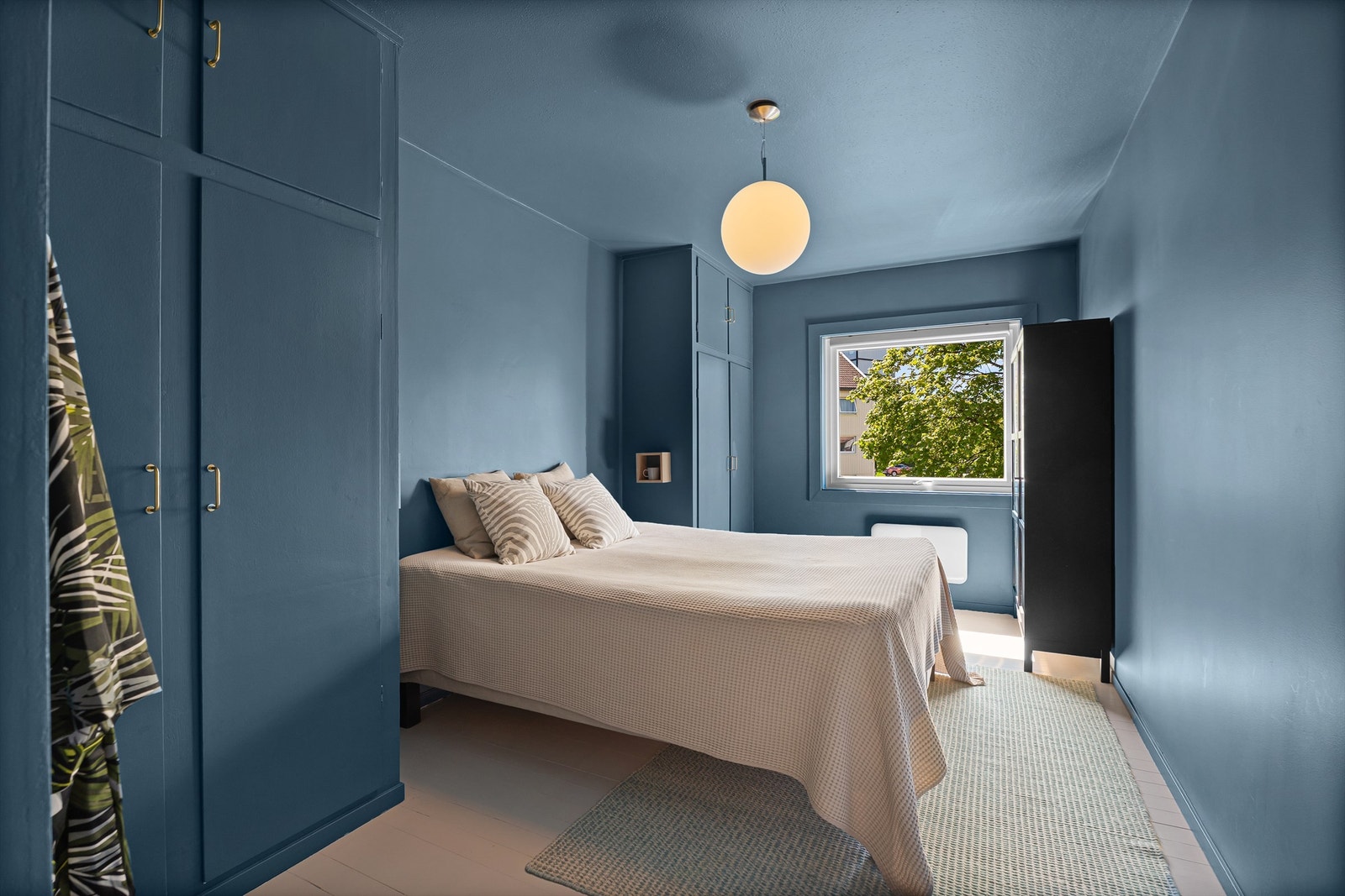 Stort hovedsoverom med garderobe Galleribilde