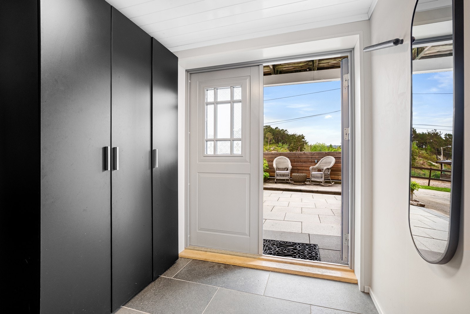 Godt med skapplass i husets entré Galleribilde