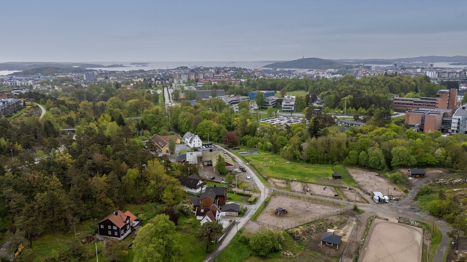 Huset ses i midten nederst i bildet. Til høyre ser man Universitetet i Agder, øverst ses Lund, Kvadraturen og Odderøya Galleribilde
