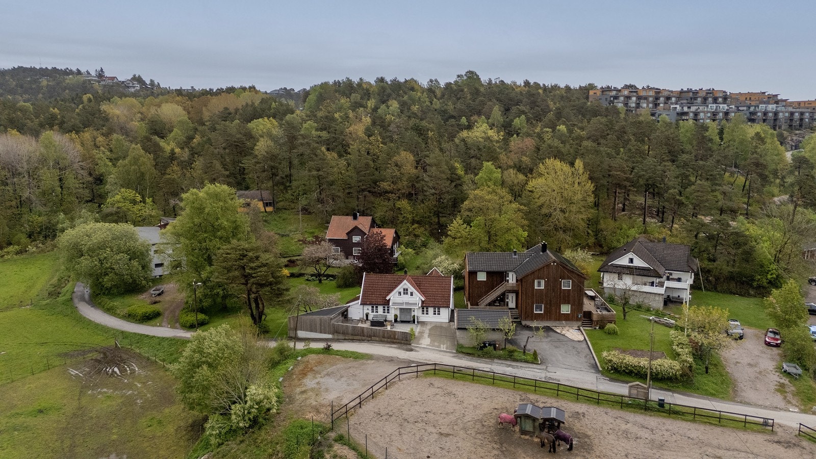 TIl venstre i bildet ses inngang til Jegersberg friområde med lysløype og uendelige skogsstier Galleribilde