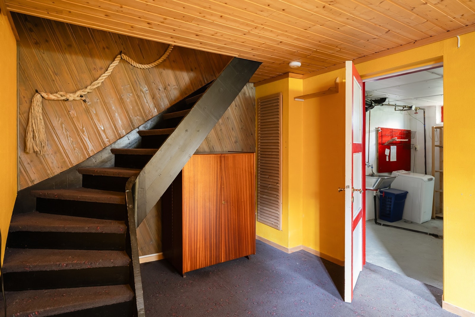 Kjelleretasjen består av Bruk heller vaskerom og to
kjellerboder, hvorav ett av rommene har isolert gulv. Galleribilde