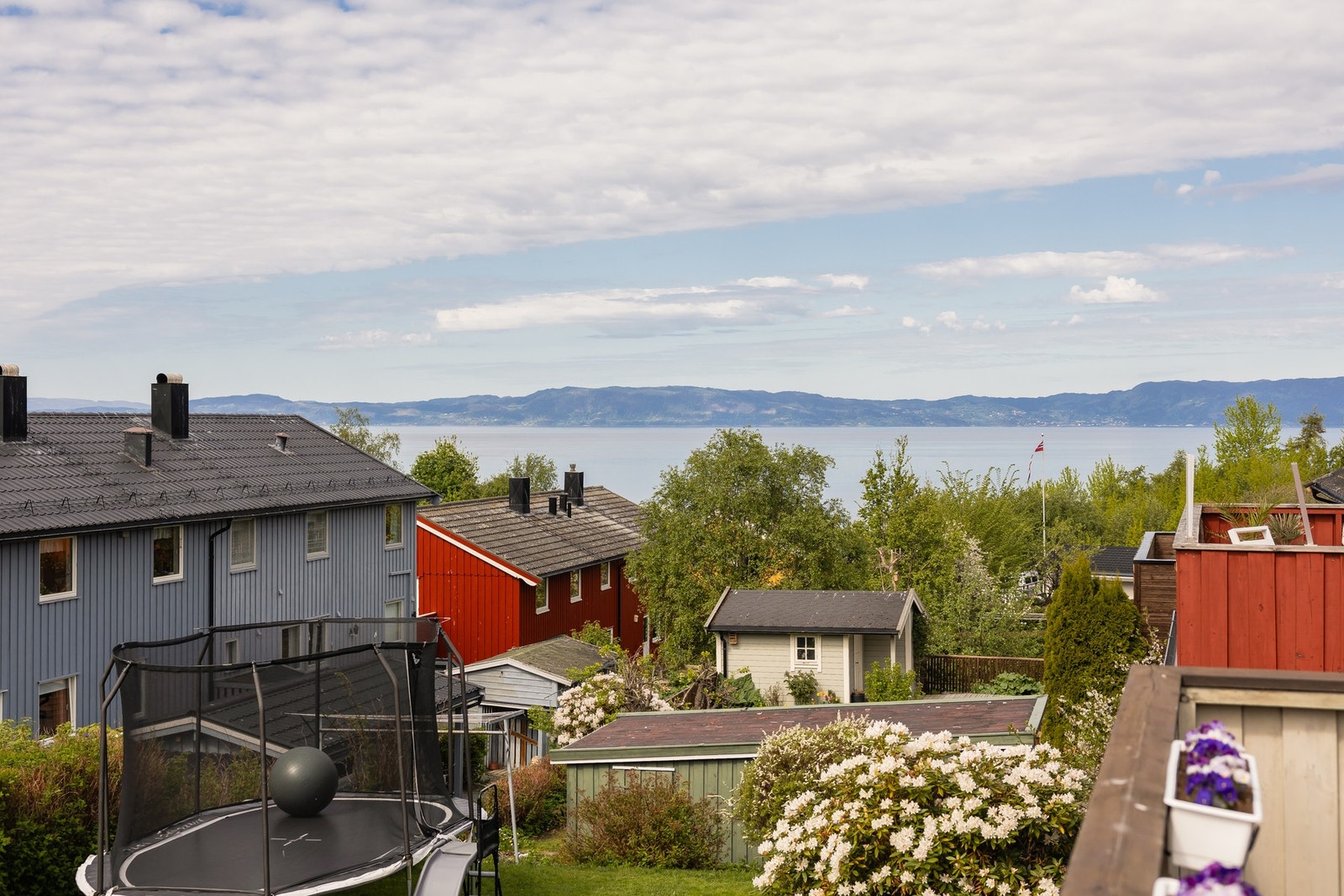Boligen har nydelig utsikt mot Trondheimsfjorden. Galleribilde