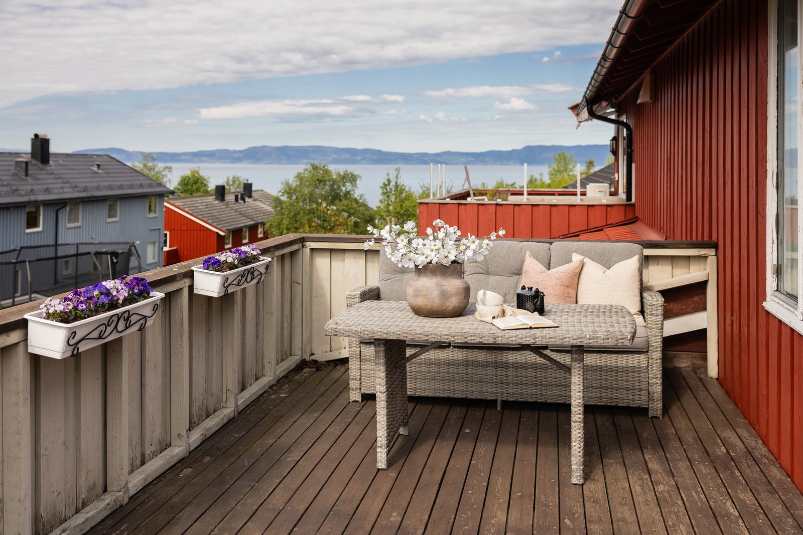 Fra 2. etasje er det utgang til en romslig terrasse på 27 kvm med svært gode solforhold. Galleribilde