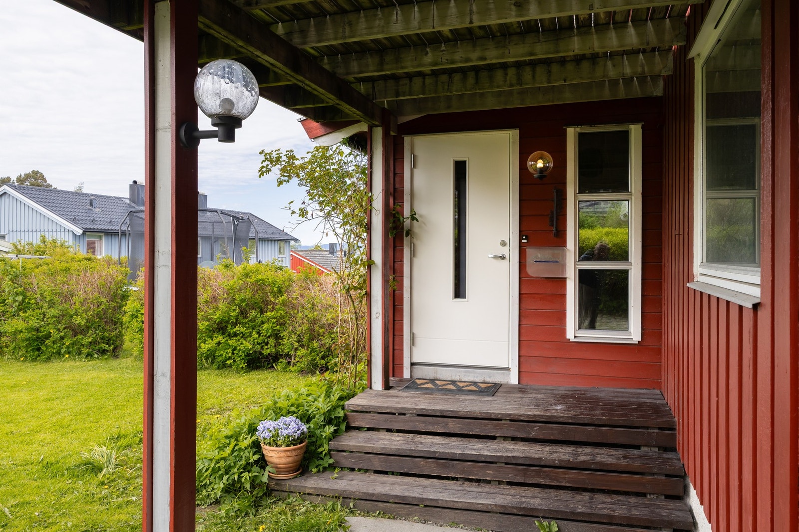 Fra inngangsdøren har man direkte adkomst til en skjermet hage vendt bort fra bilvei. Galleribilde