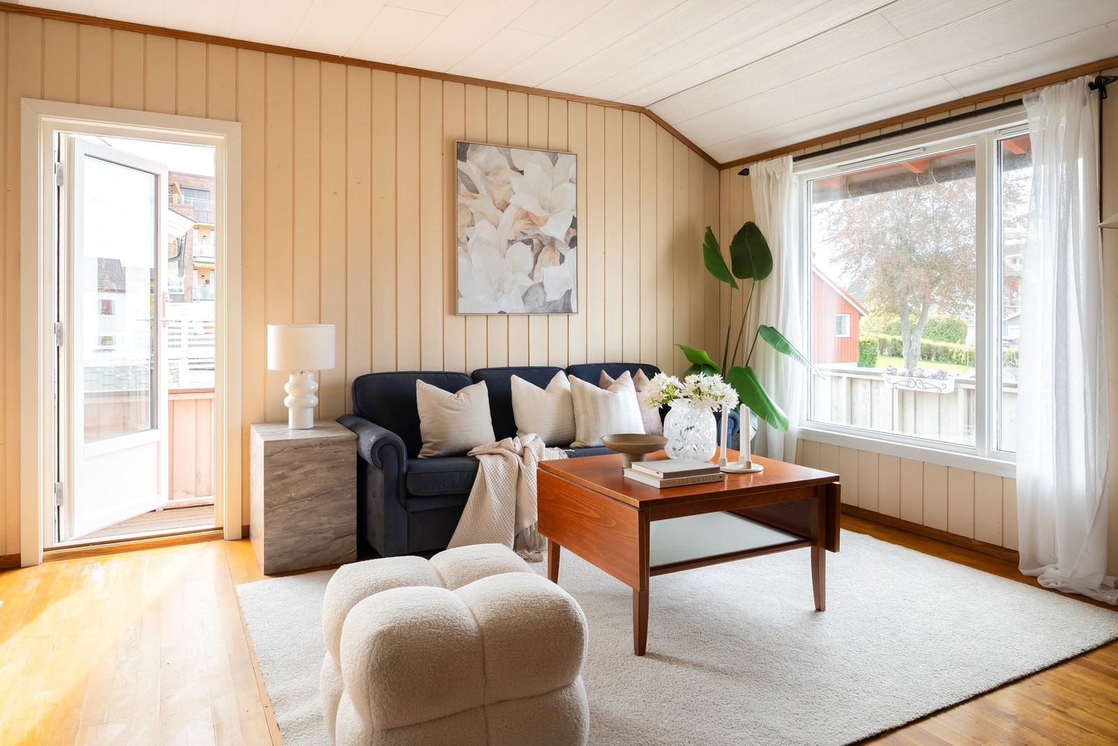Store vindusflater slipper inn rikelig med dagslys. Galleribilde