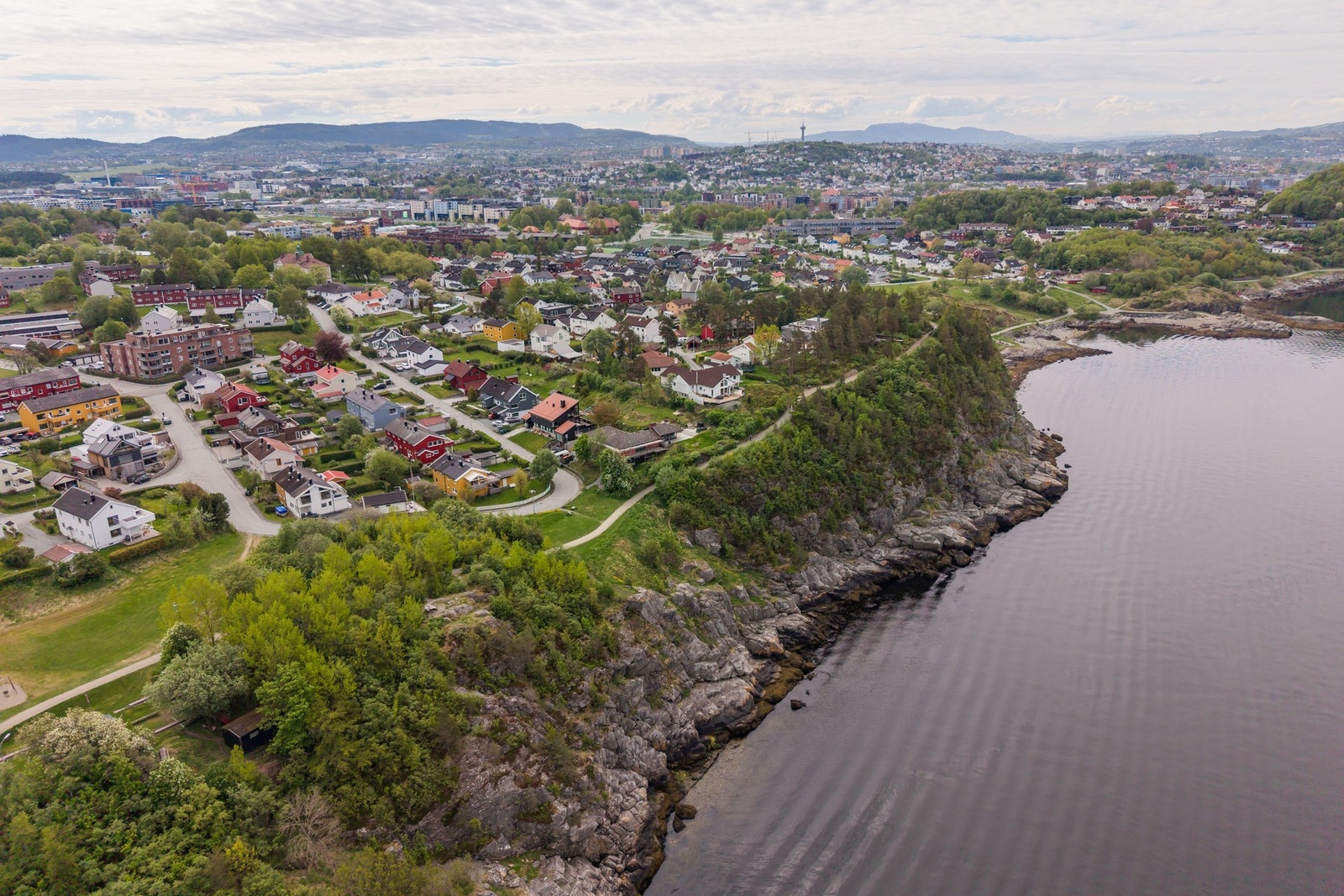 Fra boligen har du kort vei til populære Ladekaia og idylliske Ladestien - perfekte områder for både bading, turer og hyggelige kafébesøk langs fjorden. Galleribilde