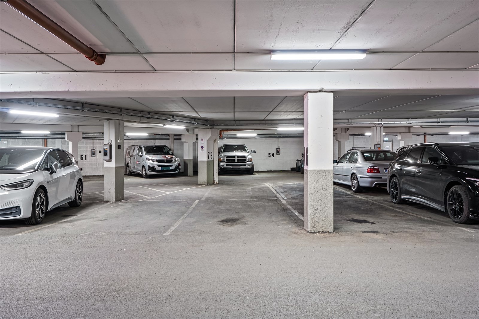 Det medfølger en garasjeplass med elbillader merket med nr. 73. Denne er i lukket garasjeanlegg og har direkte heisadkomst til leilighetsplanet. Galleribilde