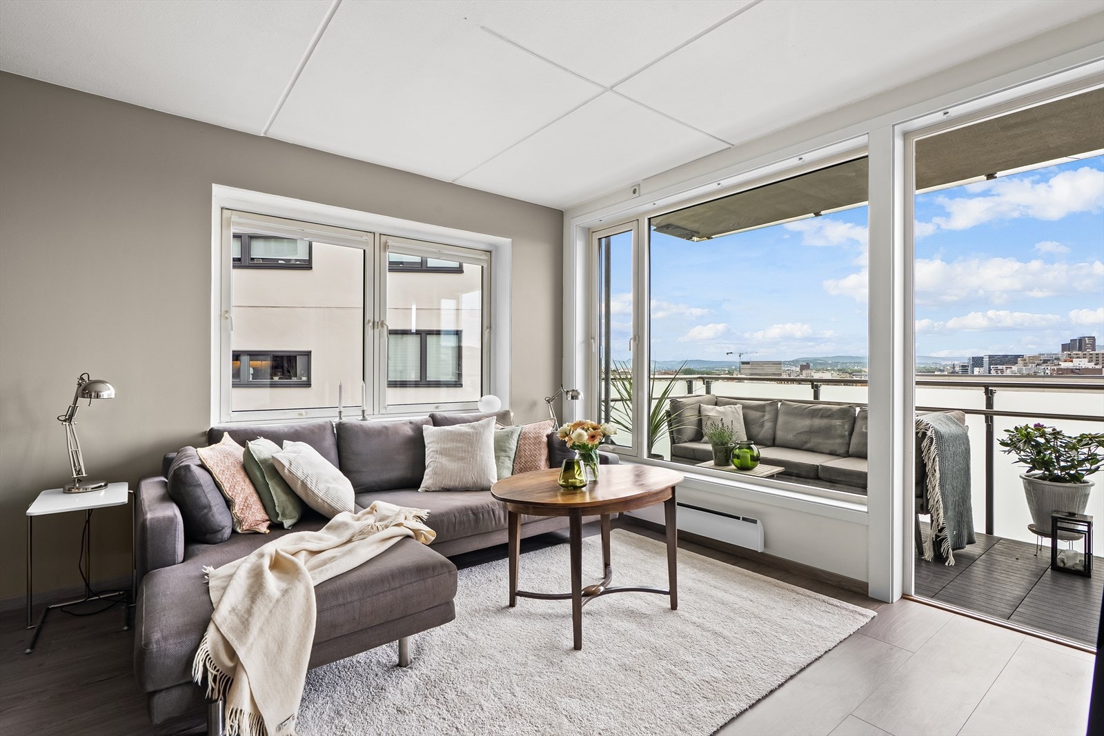 Fra stuen er det utgang til en herlig, nordvestvendt og overbygget balkong på ca. 11 m² med gode solforhold og med en nydelig utsikt over byen. Galleribilde