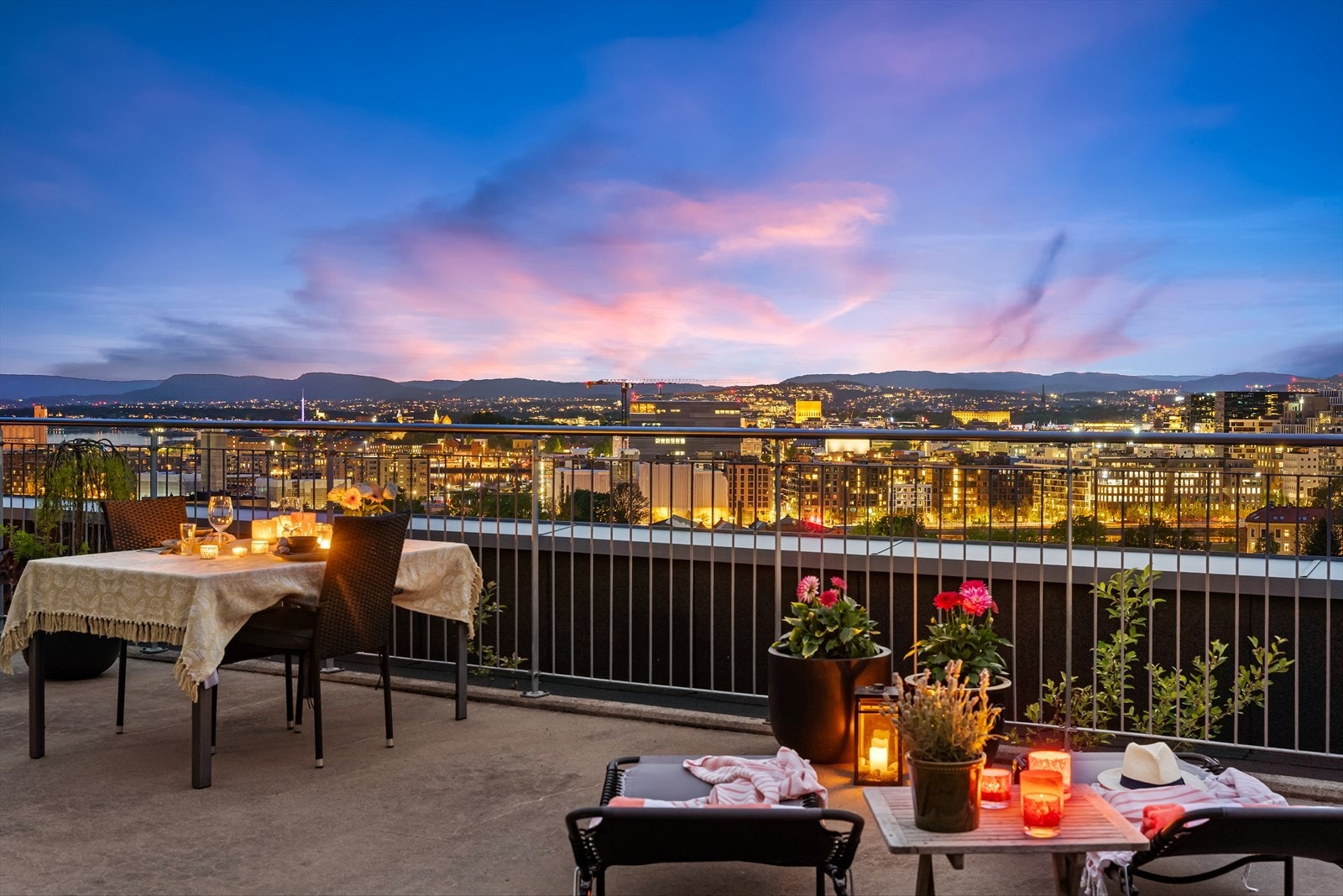 I tillegg til den store og flotte private balkongen har du også en fantastisk felles takterrasse med heisadkomst. Galleribilde