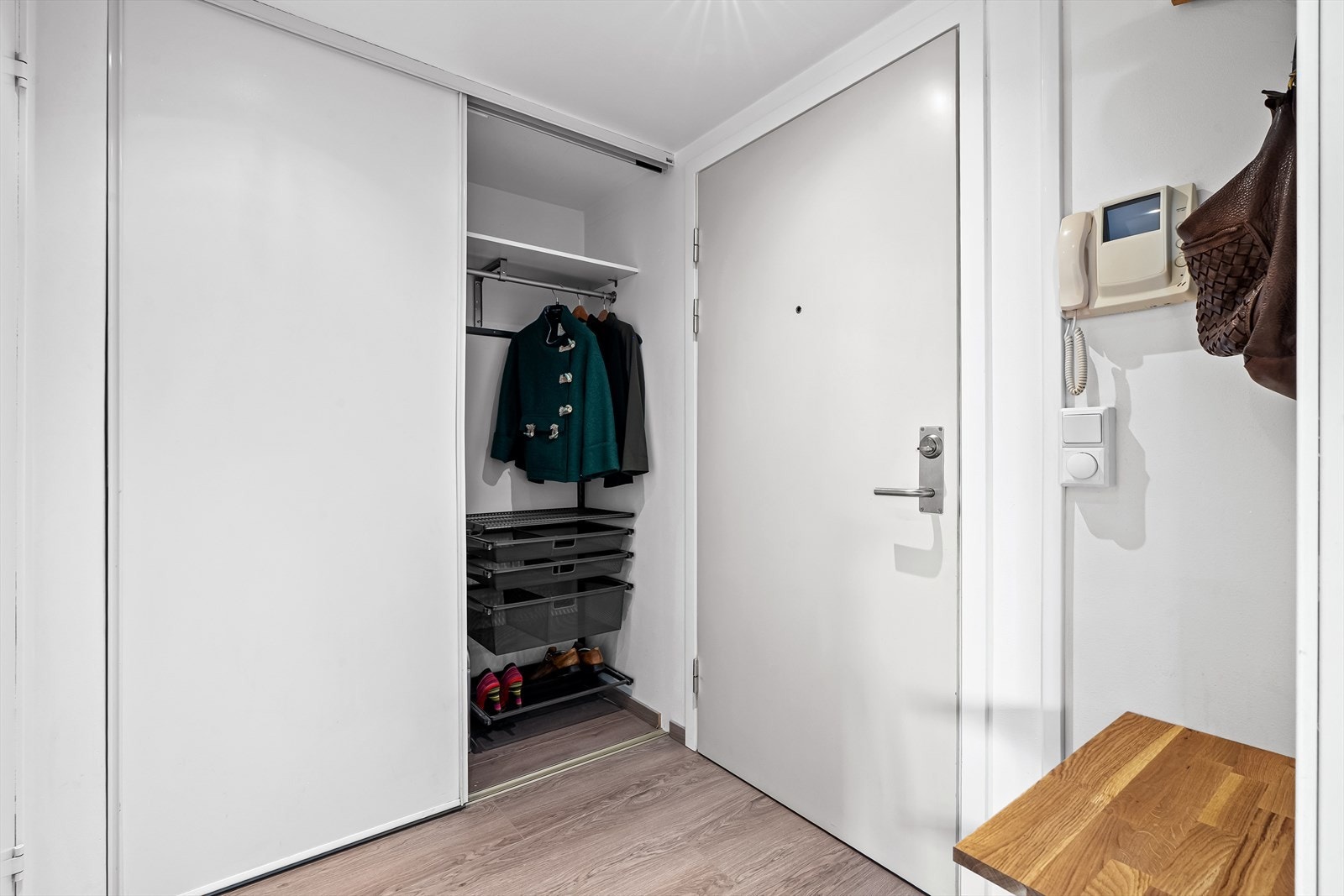 I tillegg har gangen også en stort og svært praktisk skyvedørsgarderobe med ny Elfa-innredning. Kort oppsummert så har leiligheten rikelig med skapplass. Galleribilde