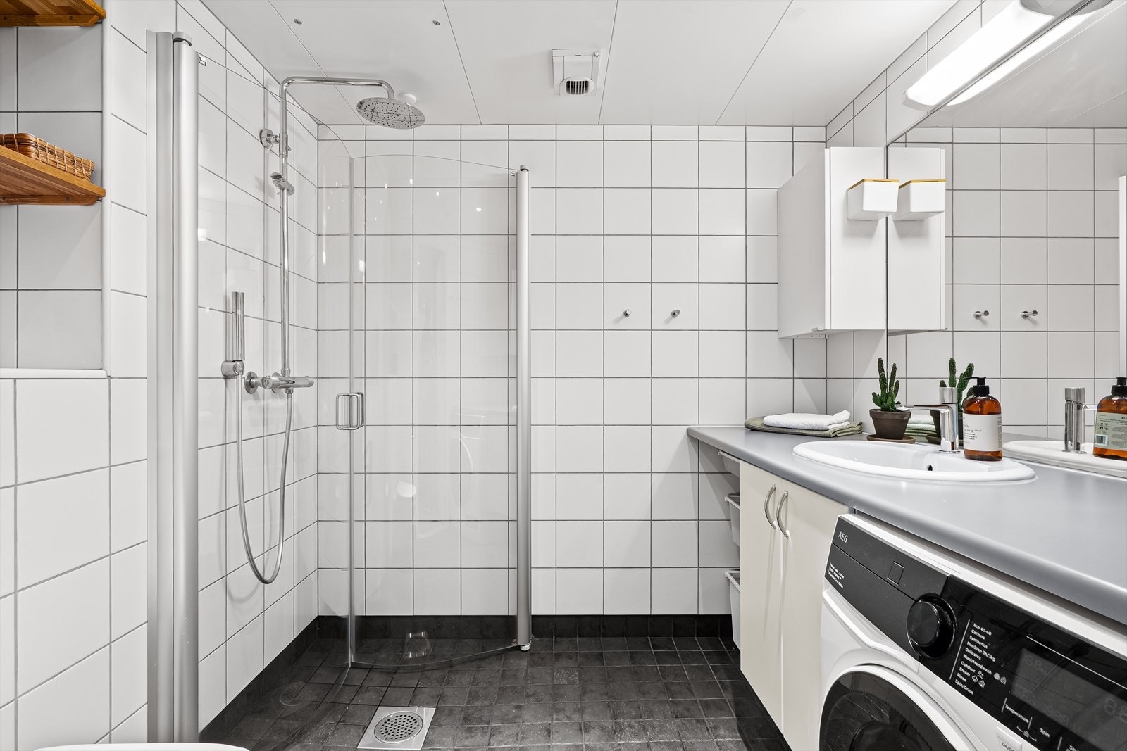 Pent, flislagt baderom med elektrisk gulvvarme og downlights i himlingen. Baderommet er fra byggeår, men har noen oppgraderinger som nye armaturer til servant og dusj, ny Elfa-innredning, nye eikehyller samt ny baderomsdør. Galleribilde