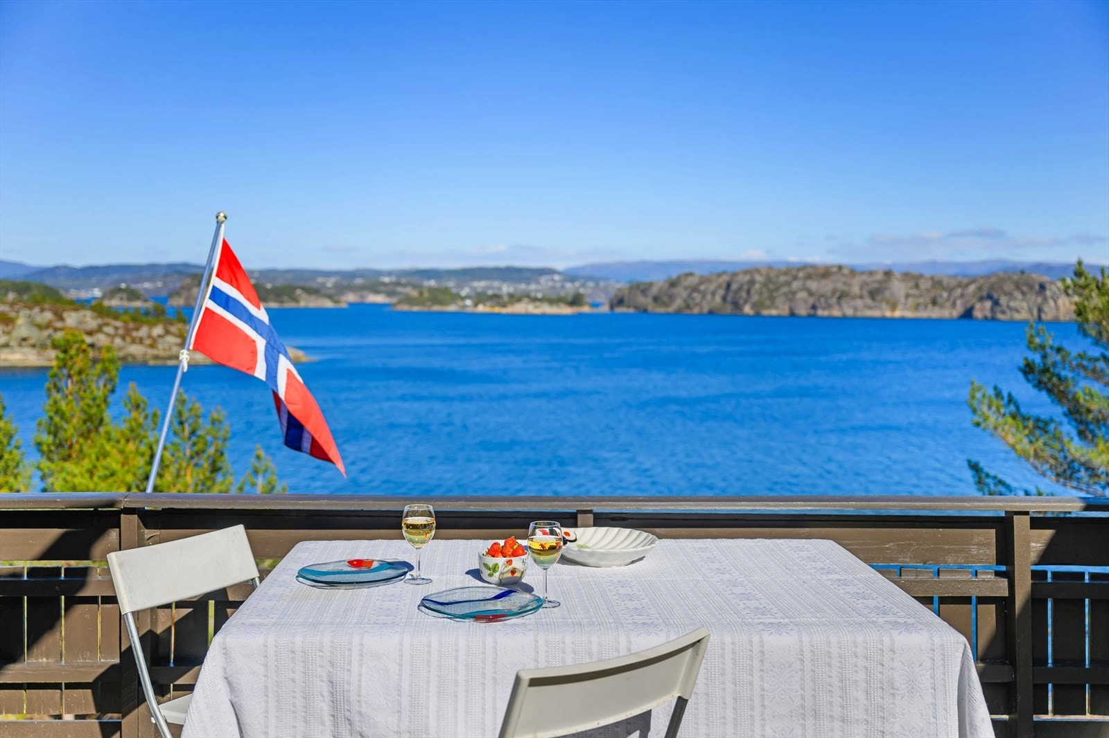 Sjekk utsikten! Det er panoramautsikt over fjorden fra terrasse. Her nyter du solen og sjøluften i fredelige omgivelser. Galleribilde