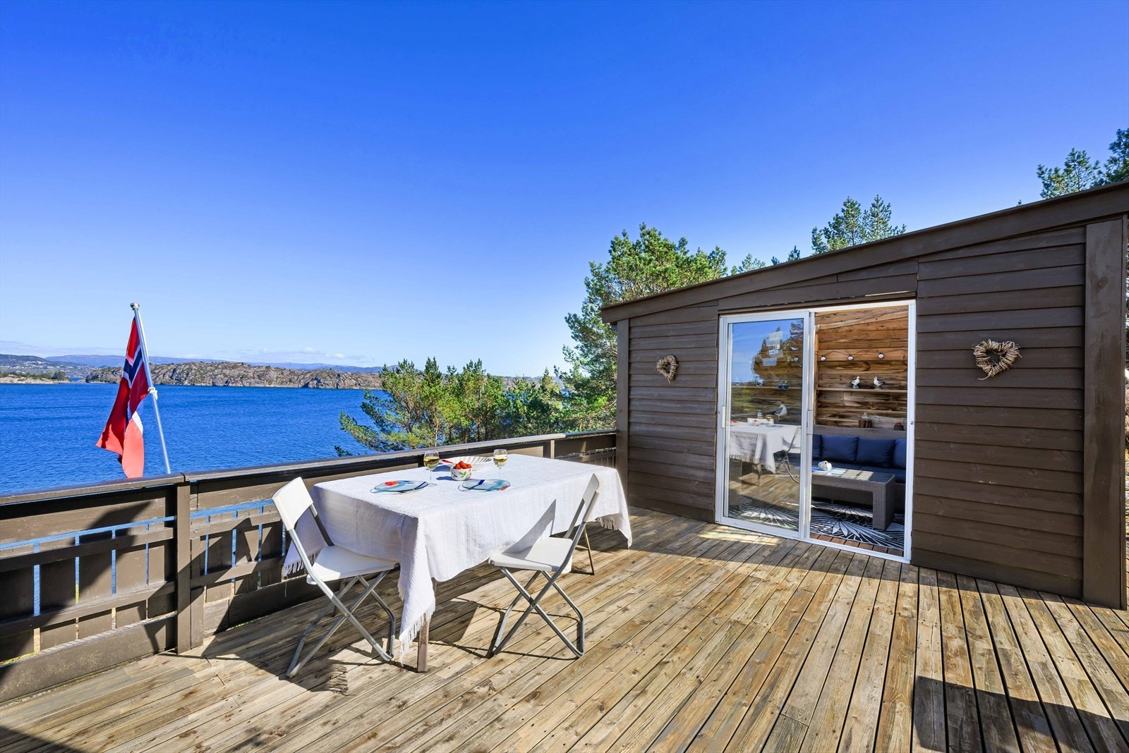 Utestuen fra 2016 er perfekt for rolige kvelder i naturskjønne omgivelser. Ekte norsk idyll. Galleribilde