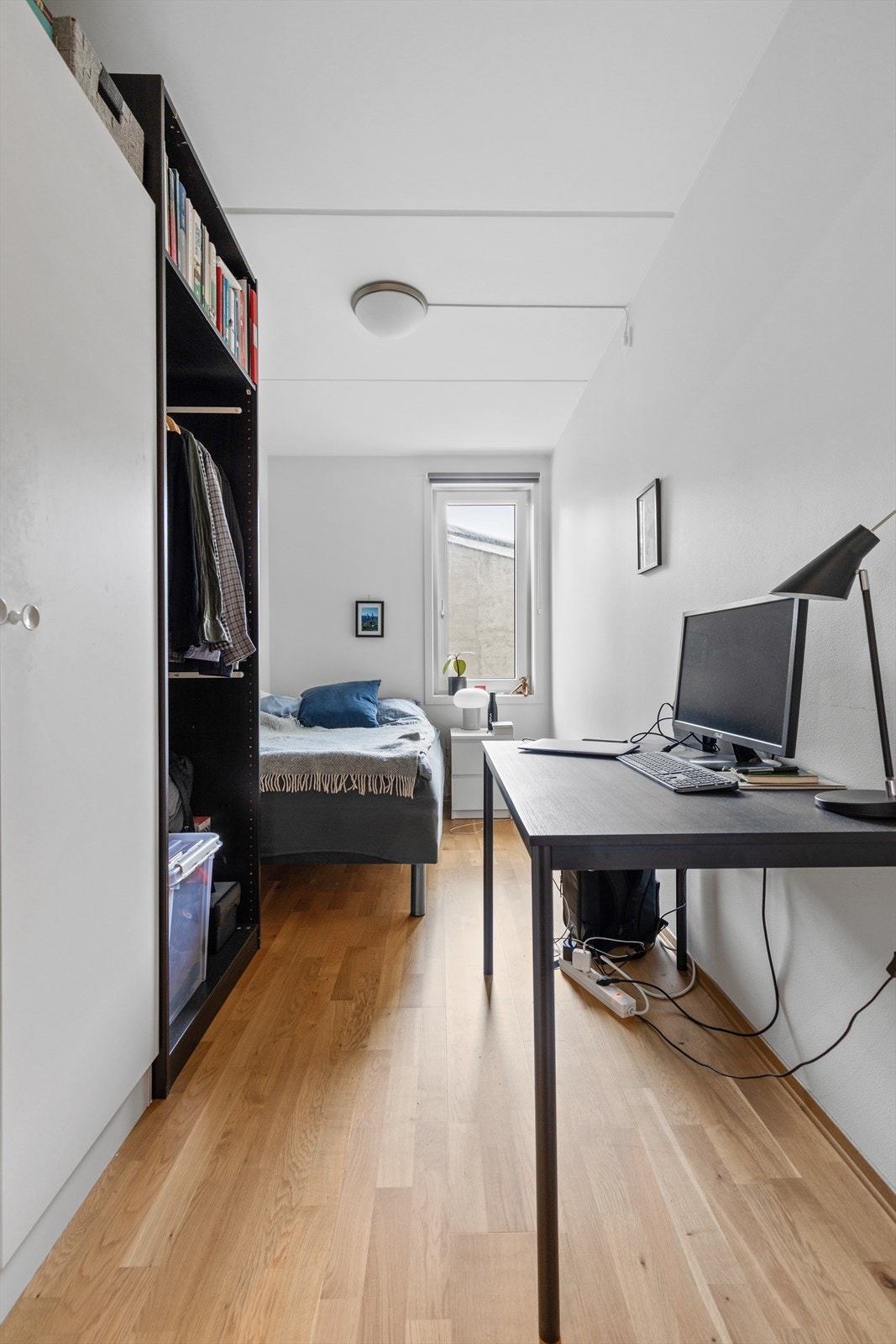 Det tredje soverommet er også av god størrelse, med plass til seng og kontorløsning og rikelig med skapplass. Galleribilde