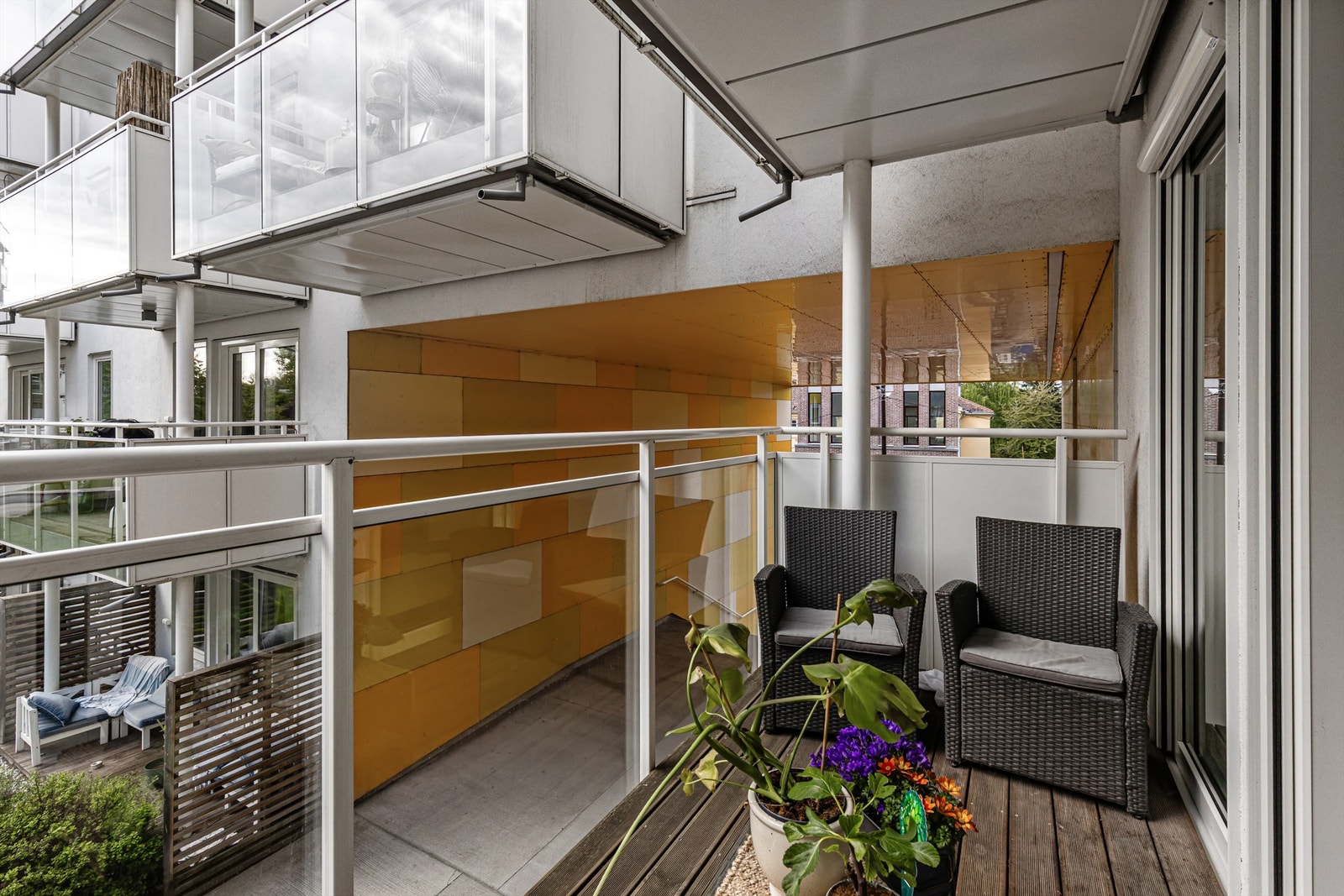 Balkongen er på ca. 6 m² med god plass til sittegruppe, og er en fin forlengelse av stuen på sommerstid. Galleribilde