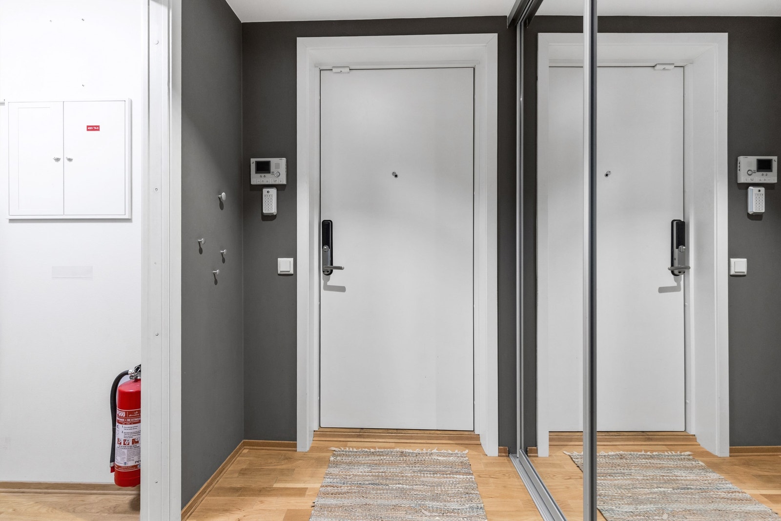 Velkommen inn! Entréen gir et umiddelbart godt førsteinntrykk og har mye oppbevaringsplass. Her er det direkte adkomst til boligens innvendige bod for enkel oppbevaring. Galleribilde