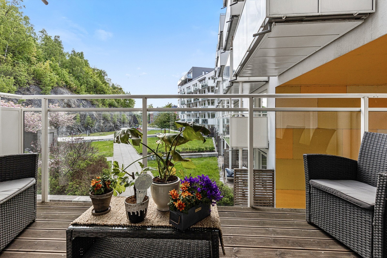 Fra balkongen er det utsyn over pent opparbeidede og rolige fellesarealer. Her kan årets varmere dager nytes i eget hjem. Galleribilde