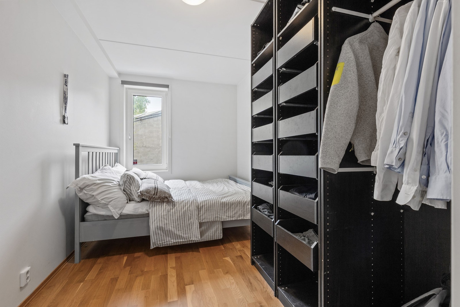 Det andre soverommet passer godt som barnerom, gjesterom eller kontor. Her er det også gode oppbevaringsmuligheter. Galleribilde