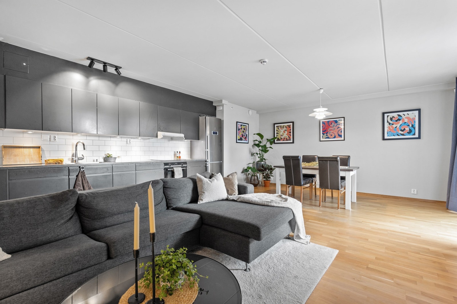 Stuen og kjøkkenet er holdt i en åpen løsning og er et sosialt samlingspunkt. Galleribilde