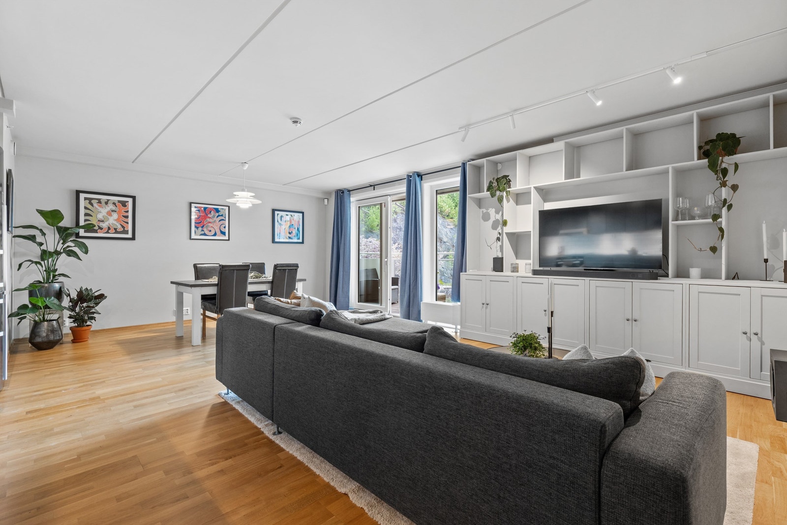 Stuen har god plass til en romslig sofagruppe, salongbord og TV-seksjon. Fra stuen er det utgang til en romslig balkong. Galleribilde