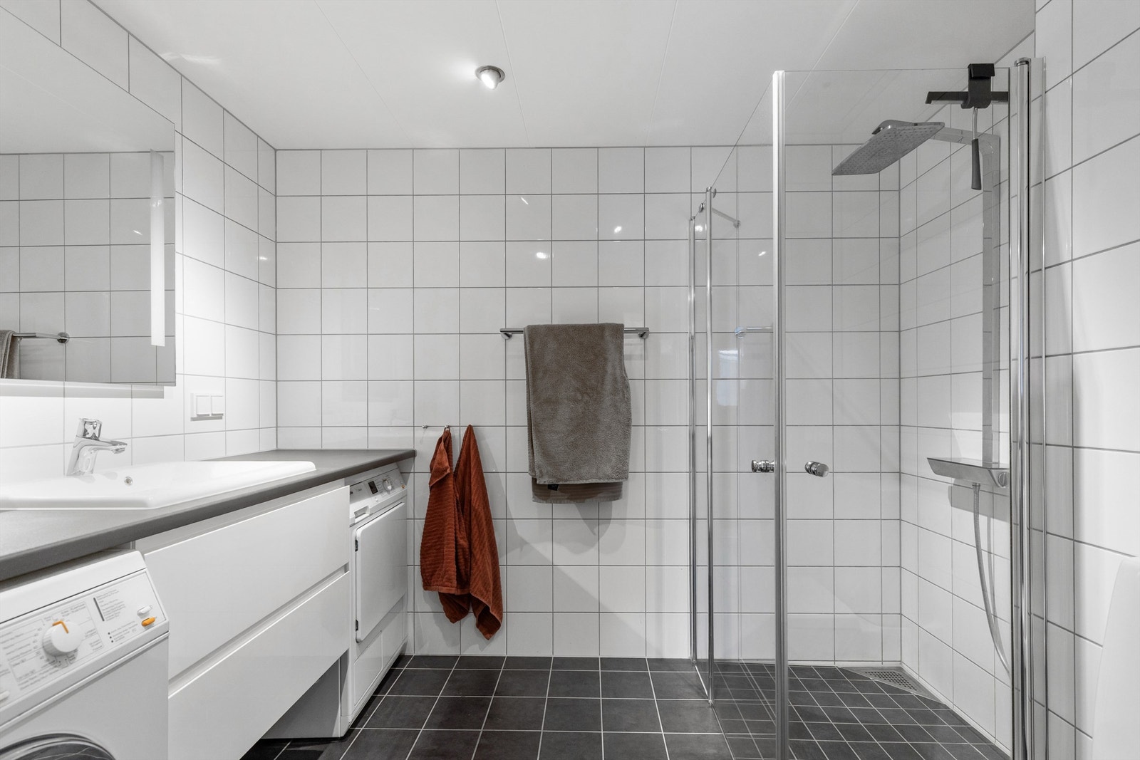 Badet er konstruert som en prefabrikkert våtromskabin og har balansert ventilasjon. Galleribilde