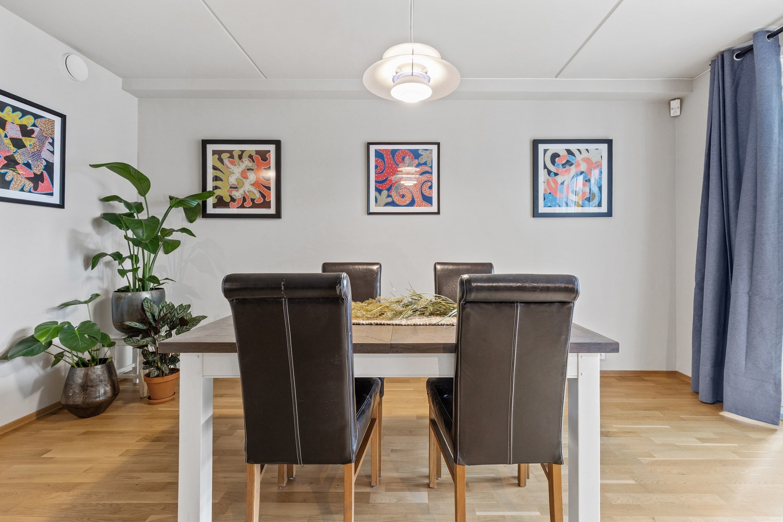 Spisestuen er en naturlig del av den åpne løsningen hvor man kan invitere venner og familie på beøsk. Galleribilde