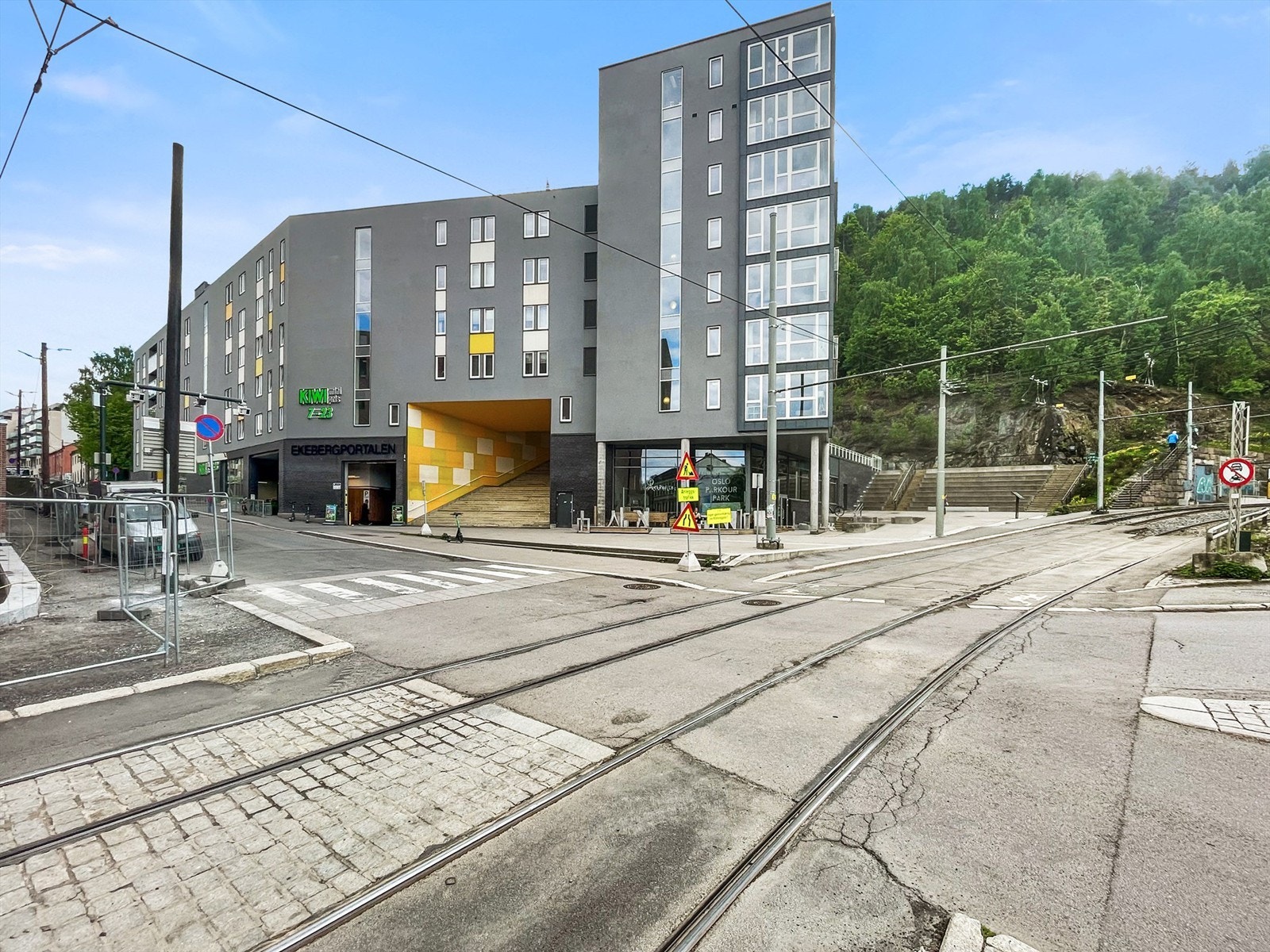 Sentral beliggenhet i Gamlebyen. Nærmeste dagligvare er Kiwi, kun ca. 2 minutters gange unna. Galleribilde