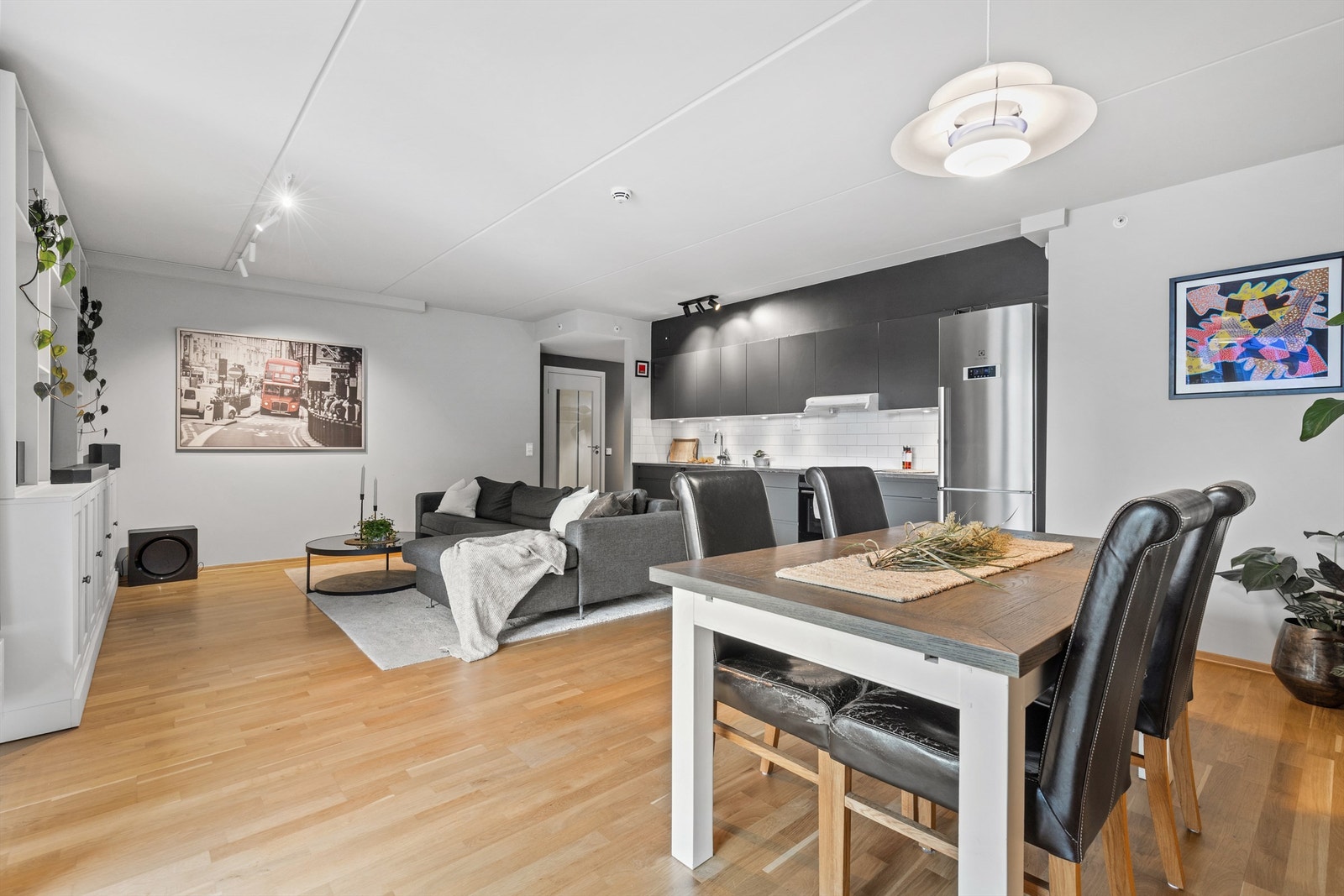 Leiligheten har en romslig og åpen stue- og kjøkkenløsning, og en generøs takhøyde på 2,52 meter. Foto: Pål Aanerud Galleribilde