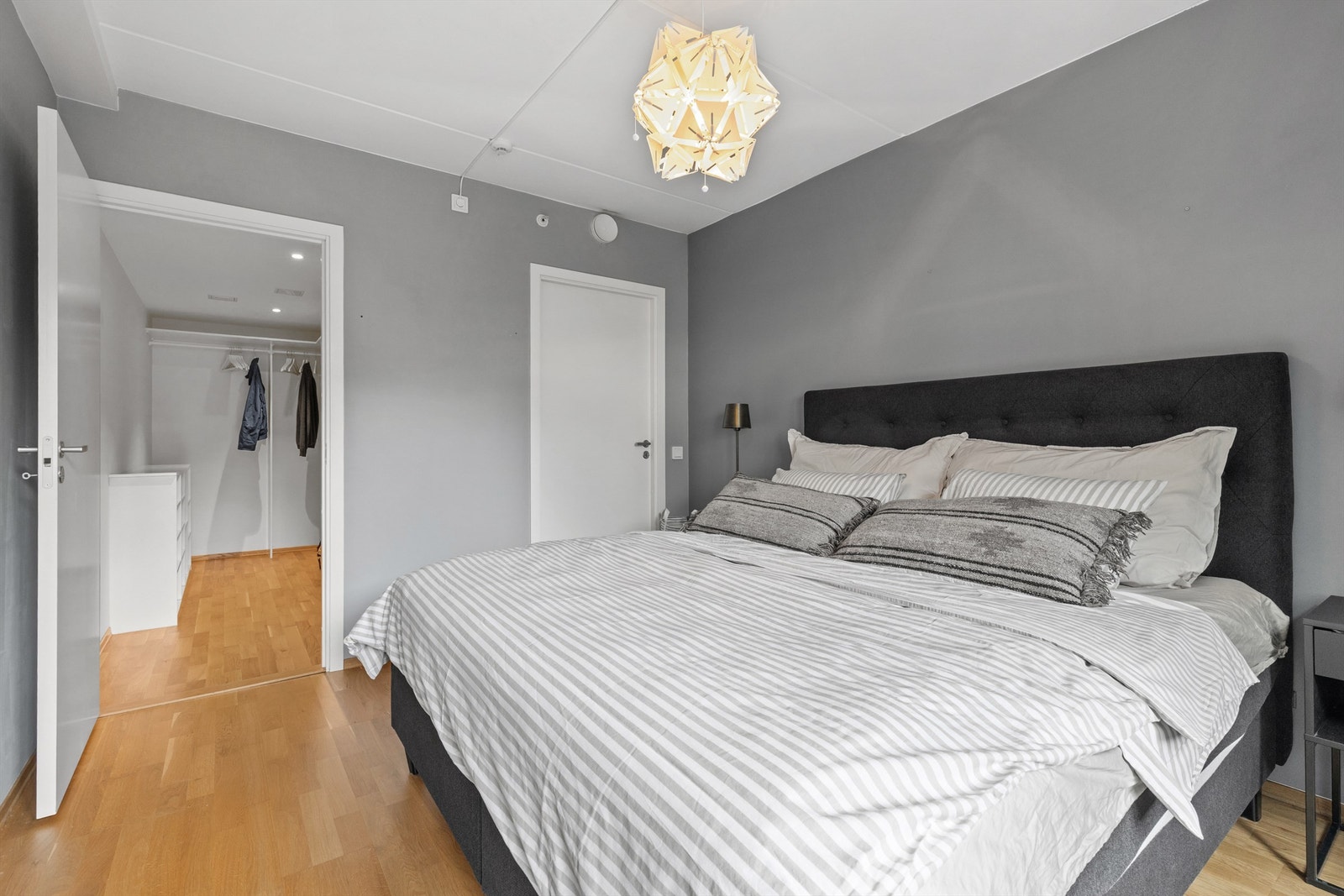 Rommet har egen walk-in garderobe. Galleribilde