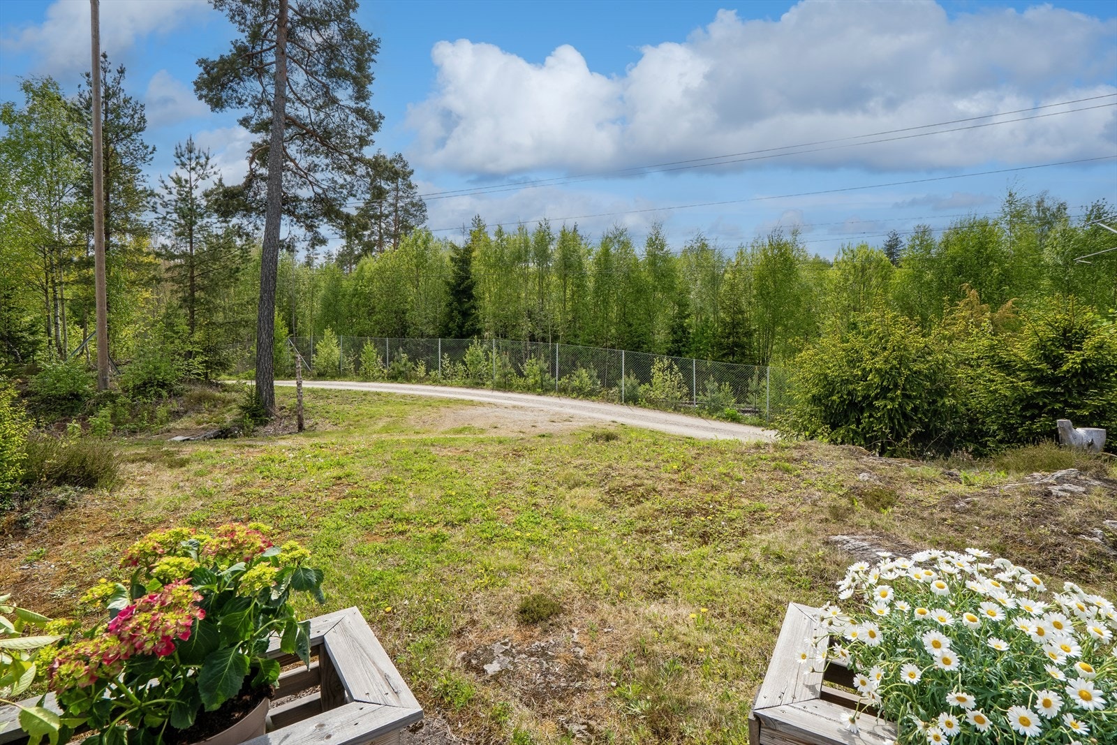 Eiendommen har privat sommervann fra velforeningens pumpehus. Galleribilde