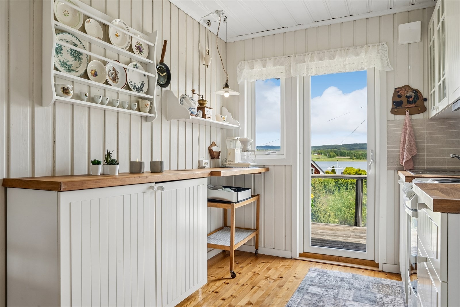 Fra kjøkkenet er det direkte utgang til en egen balkong, med utvendig trapp ned til hagen. Opprinnelig var dette et soverom, som er omgjort til kjøkken. Galleribilde
