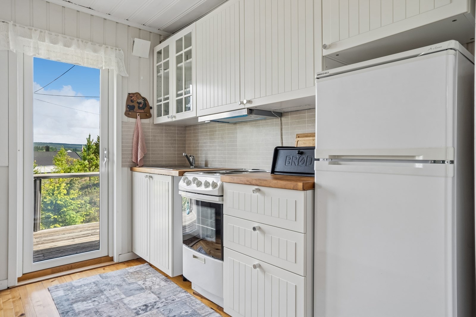 Kjøkkeninnredningen fra 2014 har profilerte fronter og benkeplate i heltre. Galleribilde