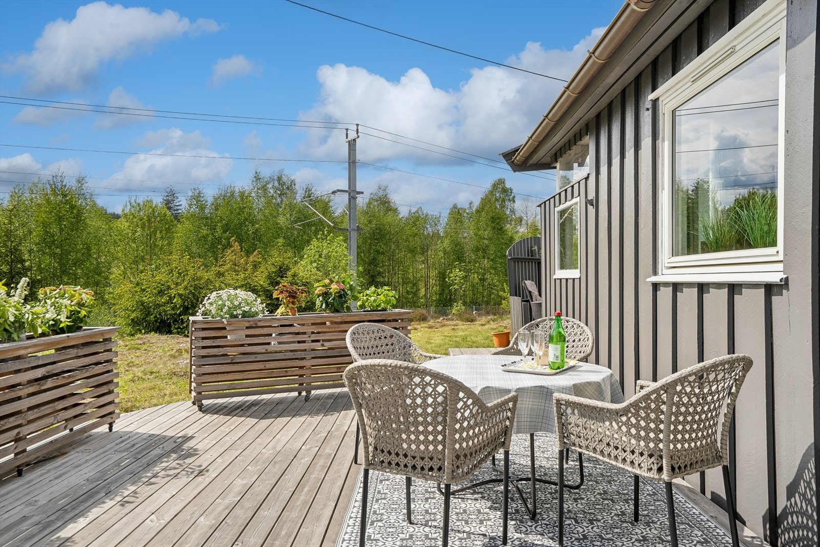Terrassen ved inngangspartiet har god plass til en sittegruppe for måltider utendørs. Galleribilde