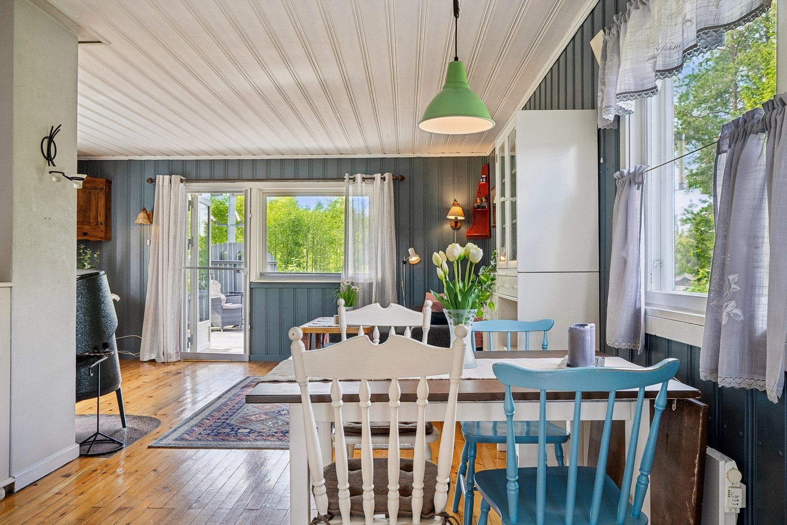 Oppvarming sikres med både vedfyring og elektriske panelovner. Galleribilde