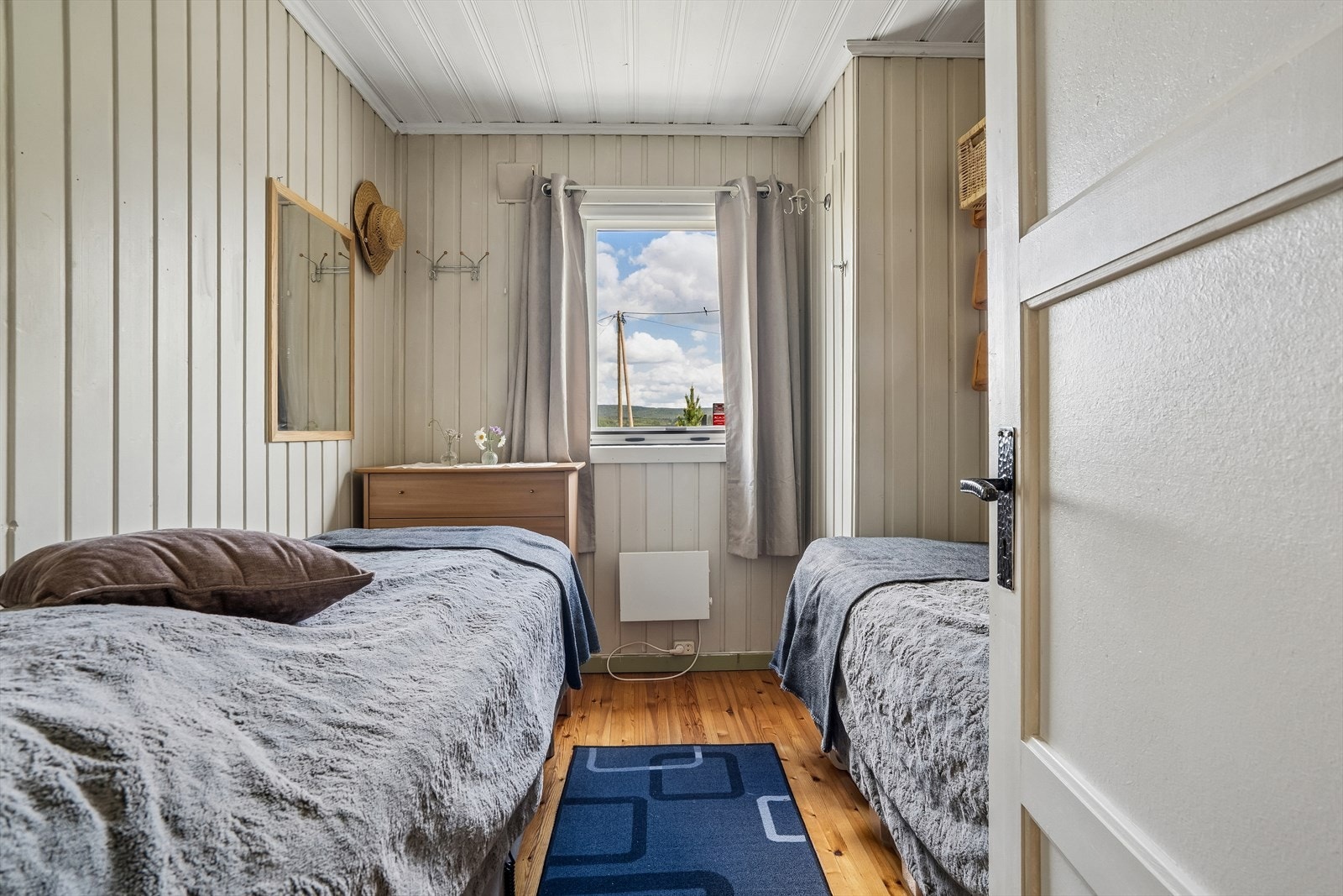 Hytta har i dag to soverom. Dette har plass til to enkeltsenger. Galleribilde